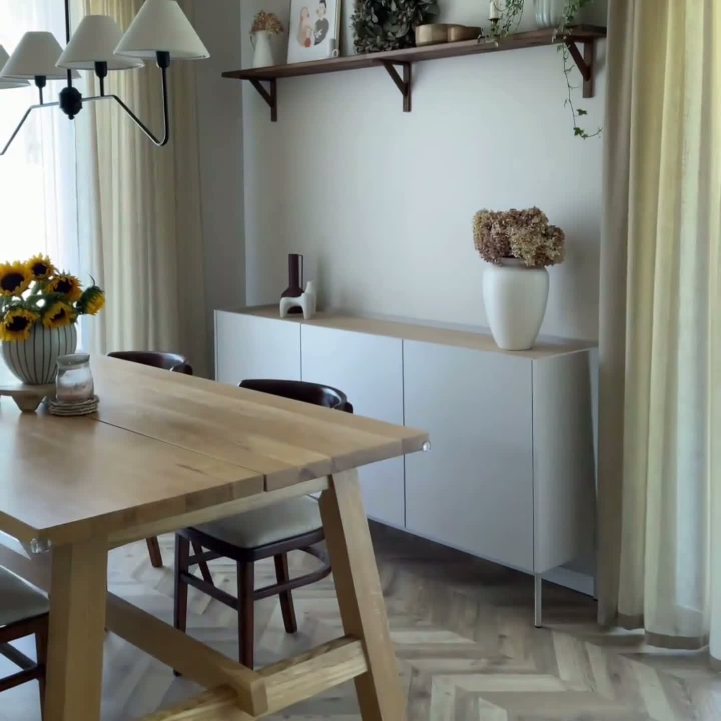 Červená komoda Desin 170 cm s tromi dverami a štyrmi skrytými zásuvkami - keramická červená / dub Nagano Komoda Desin 170 cm z 4 ukrytymi zásuvkami i metalowymi nogami - Červený / ceramic red / Dub nagano