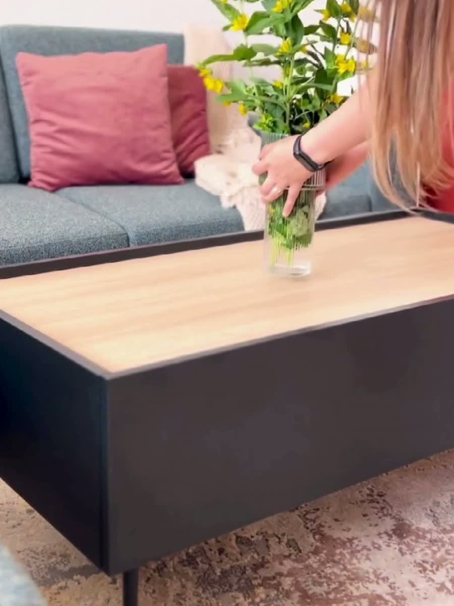 Konferenčný stolík Desin 120x60 cm - olivová / dub nagano Konferenčný stolík Desin 120 cm so zásuvkami i metalowymi nogami - Oliva / Dub nagano