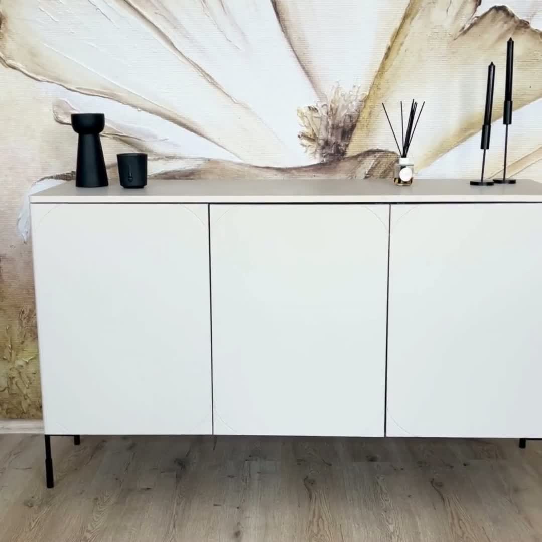 Trojdverová komoda Sonatia 150 cm s dvoma skrytými zásuvkami - burgund / čierne nohy Komoda trojdverová s dvoma ukrytymi zásuvkami Sonatia 150 cm - burgund