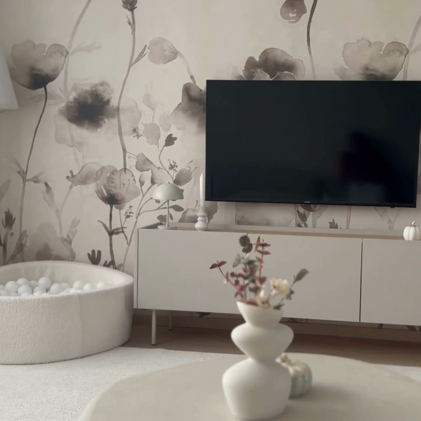 TV stolík Desin 170 cm s kovovými nohami - kašmír / dub nagano TV skrinka Desin 170 cm z metalowymi nogami - kašmír / Dub nagano