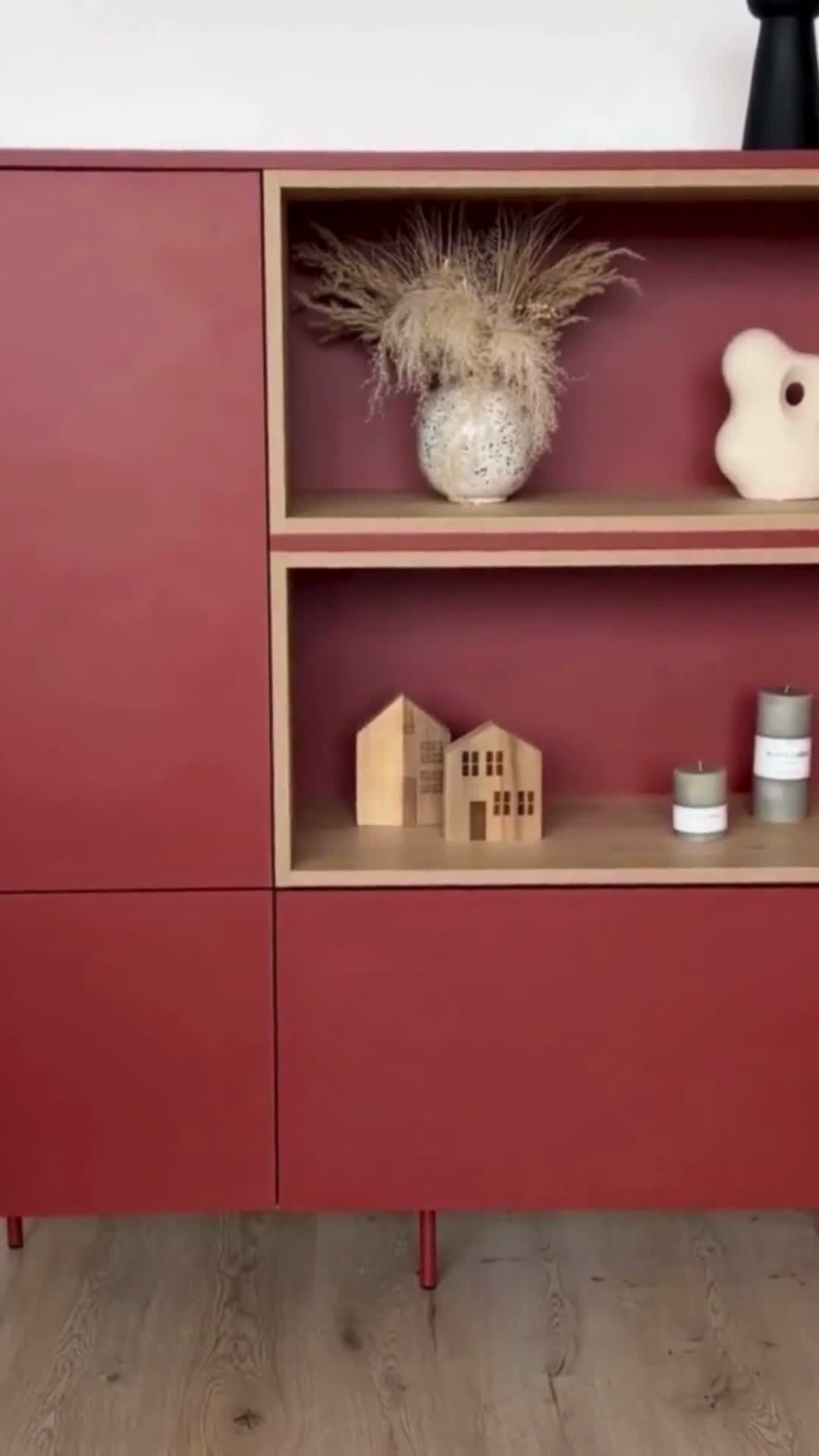 Vysoká komoda Desin 120 cm s otevřenými policemi a zásuvkou - černý mat / dub nagano Komoda vysoká Desin 120 cm z wnekami i szuflada - černá mat / dub nagano