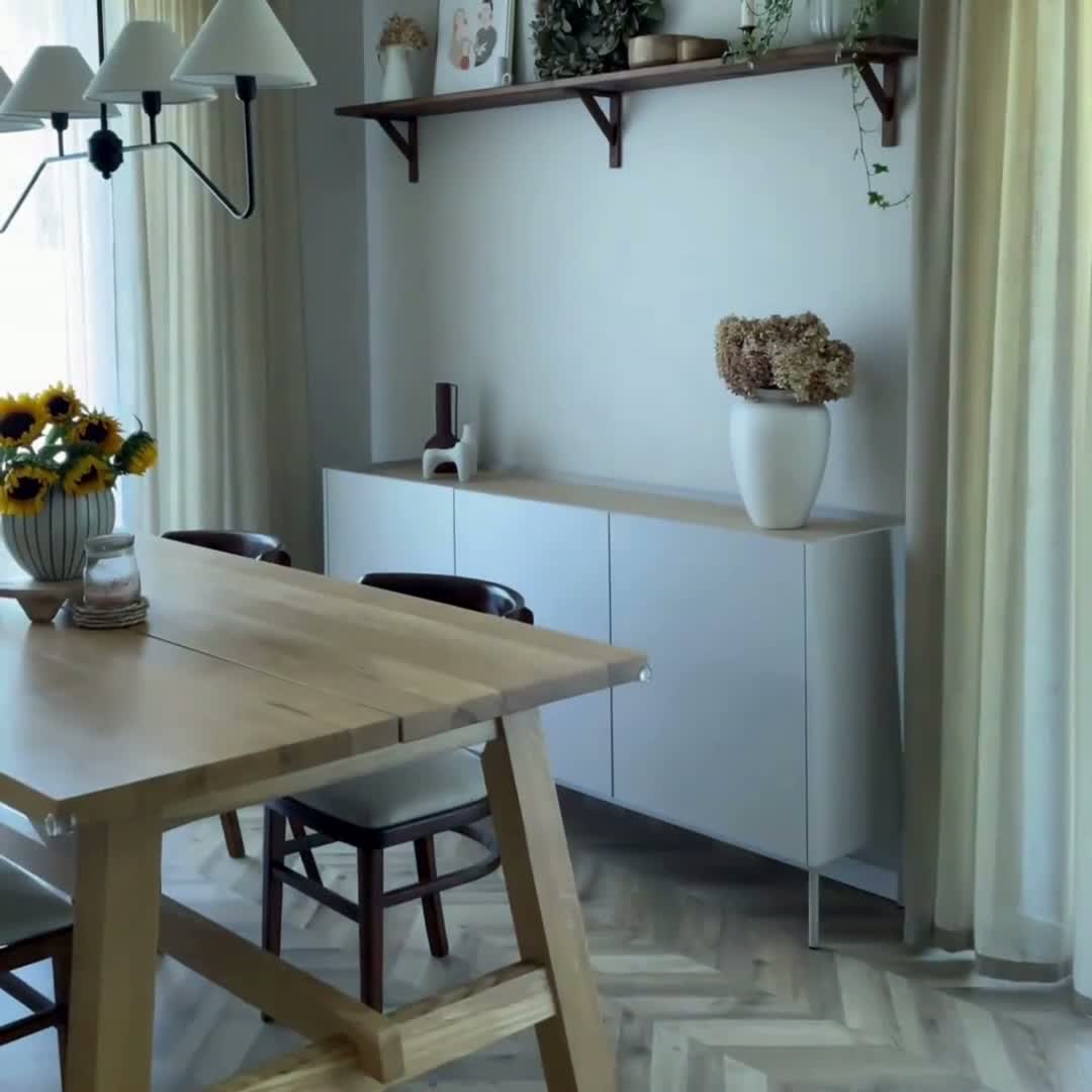 Komoda Desin 170 cm s kovovými nohami - černý mat / dub nagano Komoda Desin 170 cm z metalowymi nogami - černá mat / dub nagano