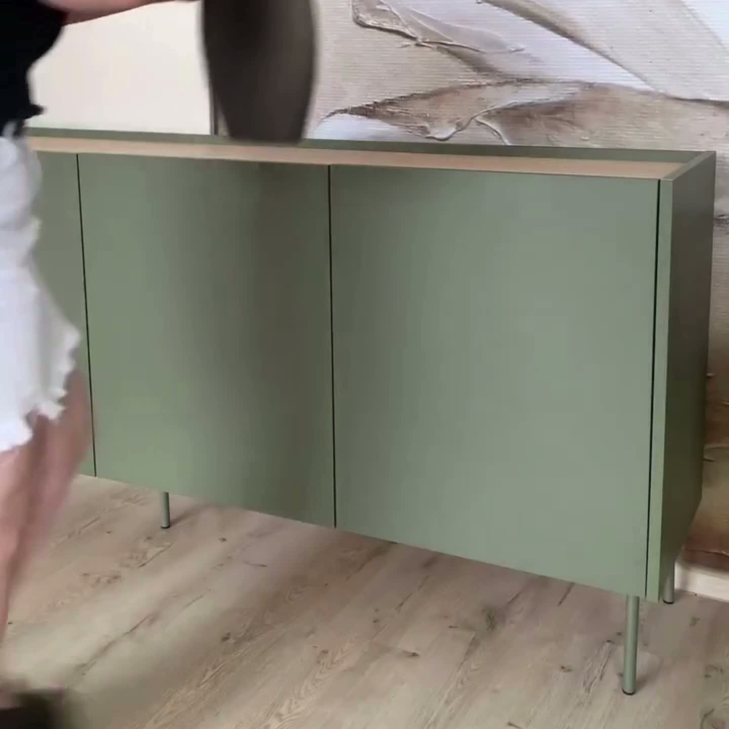 Čierna matná komoda Desin 220 cm so štyrmi dverami a dvoma skrytými zásuvkami - dub nagano Komoda Desin 220 cm z 2 ukrytymi zásuvkami i metalowymi nogami - Čierny mat / Dub nagano