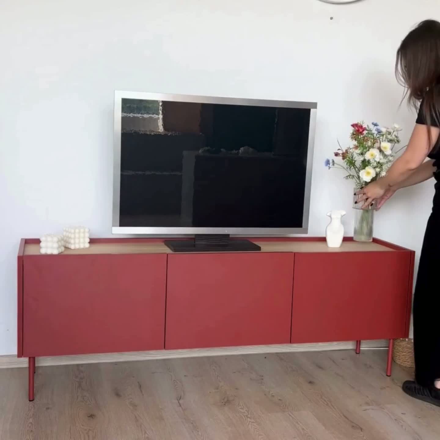 TV stolík Desin 170 cm s 2 skrytými zásuvkami - čierny mat / dub nagano TV skrinka Desin 170 cm z 2 ukrytymi zásuvkami - Čierny mat / Dub nagano