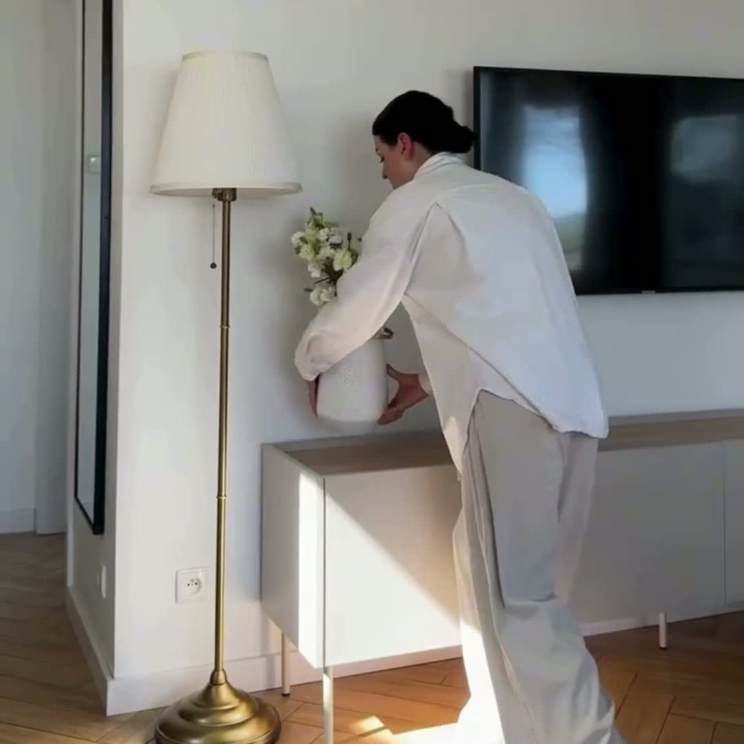 TV stolík Desin 220 cm s 2 skrytými zásuvkami - čierny mat / dub nagano TV skrinka Desin 220 cm z 2 ukrytymi zásuvkami - Čierny mat / Dub nagano