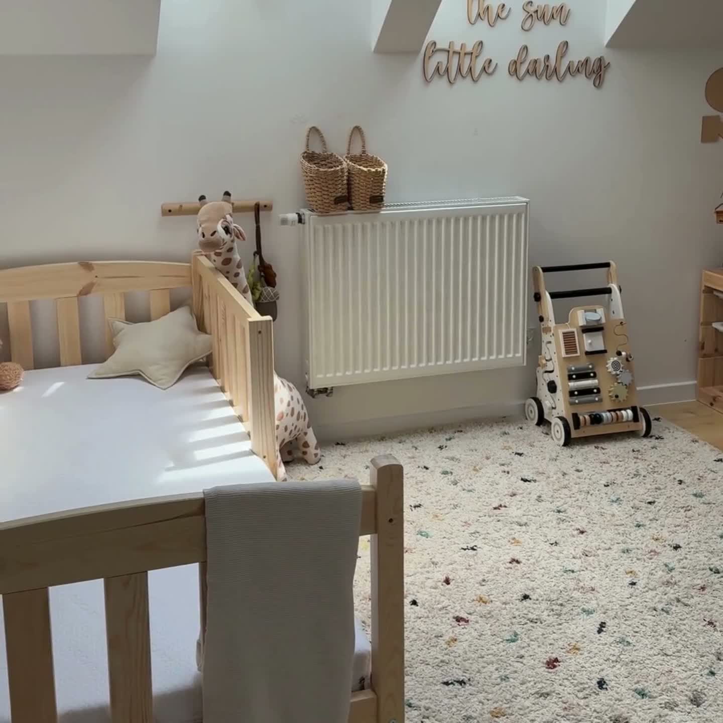 Detská posteľ Alvins 90x180 drevená so zásuvkami - čierna Posteľ dzieciece Alvins 90x180 drevená so zásuvkami - Čierny