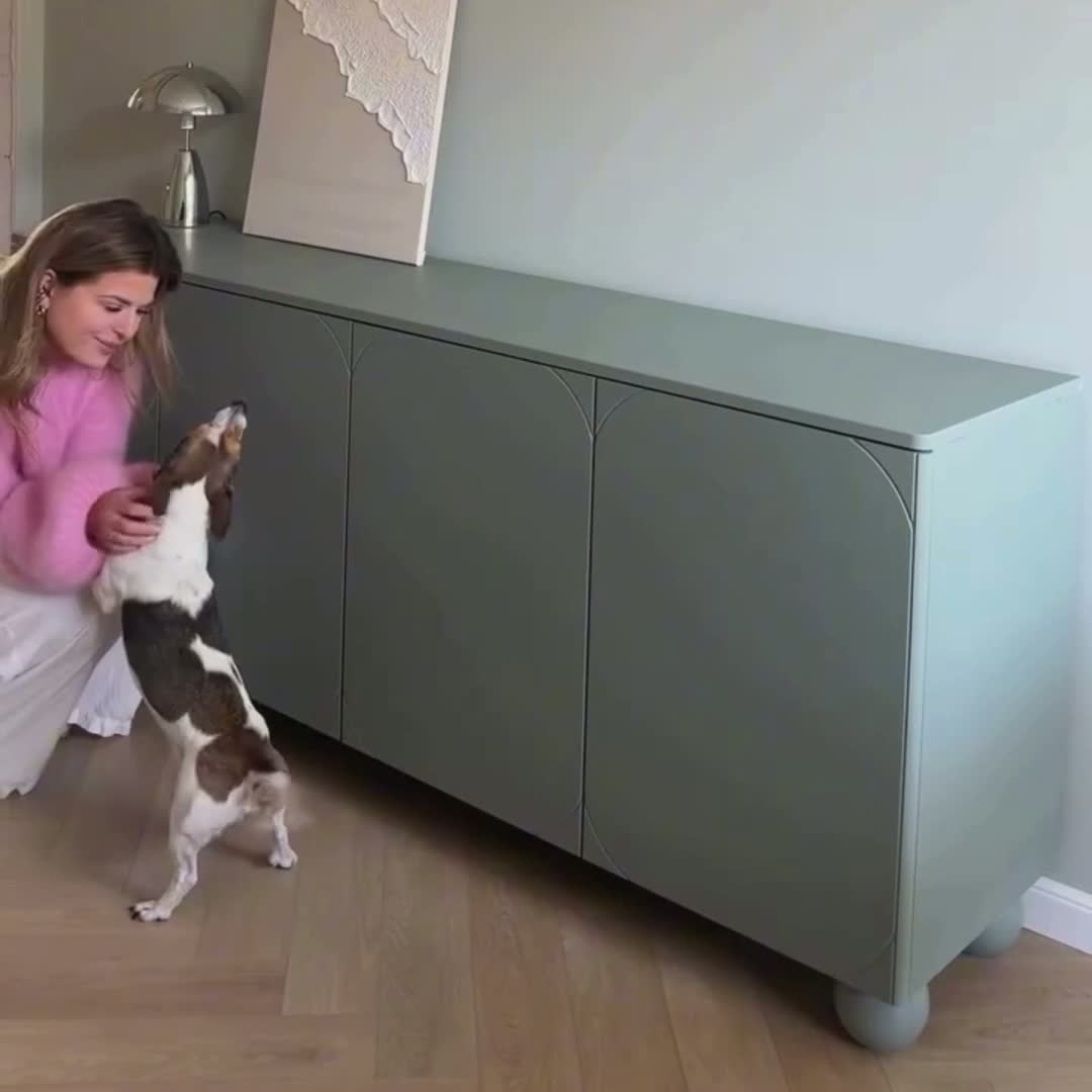 Olivová komoda Sonatia II 200 cm so štyrmi dverami a dvoma skrytými zásuvkami - nohy v tvare gule zelená Komoda