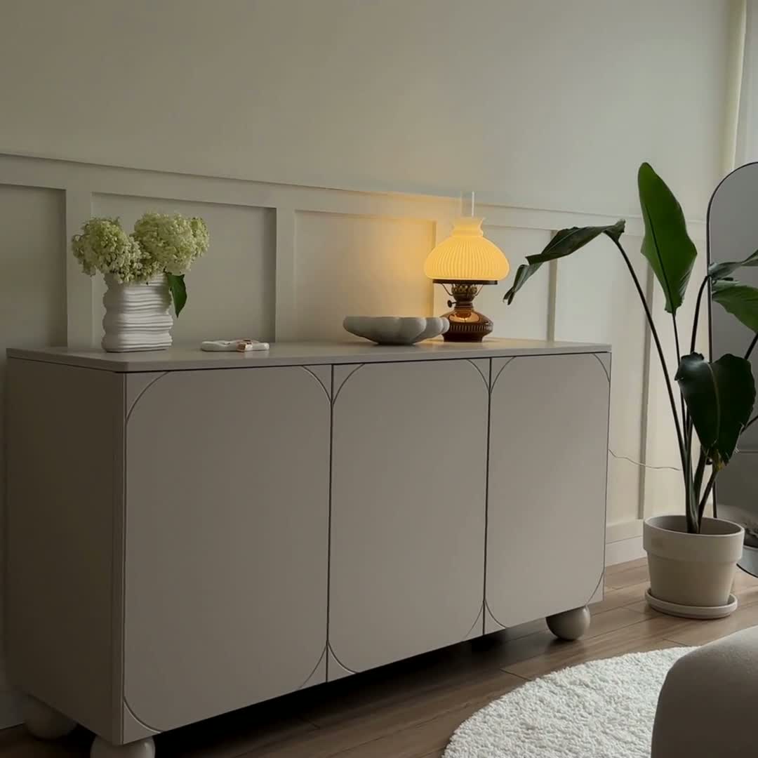 Komoda Sonatia II 150 cm se dvěma skrytými zásuvkami - kašmírová Komoda třídveřová z dwoma ukrytymi zásuvkami Sonatia II 150 cm - kašmír