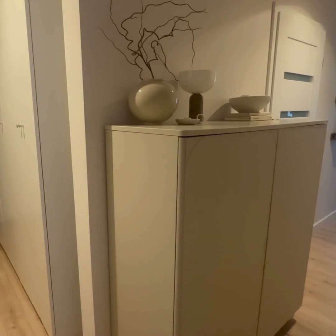 Vysoká komoda Sonatia II 120 cm s 2 skrytými zásuvkami – bordová Komoda do izby