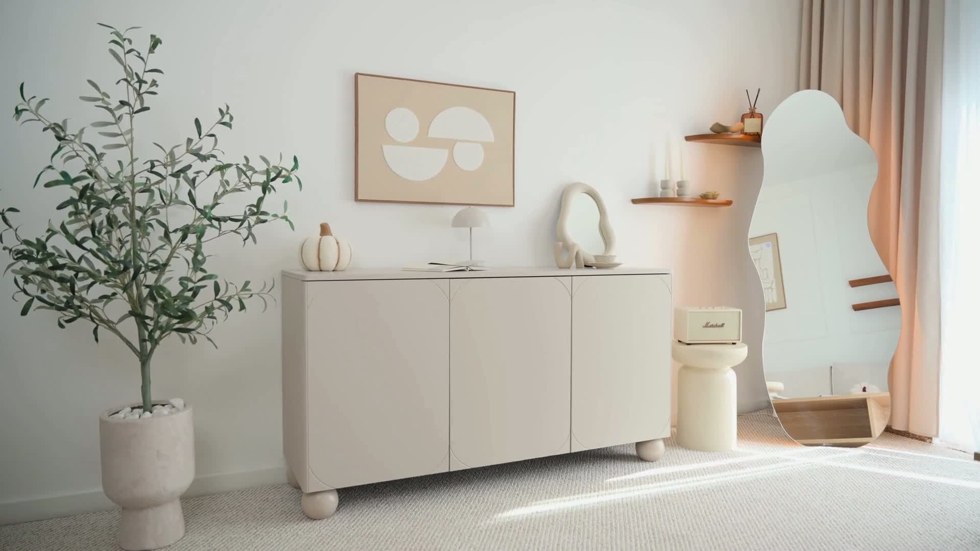 Trojdverová komoda Sonatia II 150 cm so štyrmi skrytými zásuvkami - burgundská / guľové nohy burgundowa Komoda