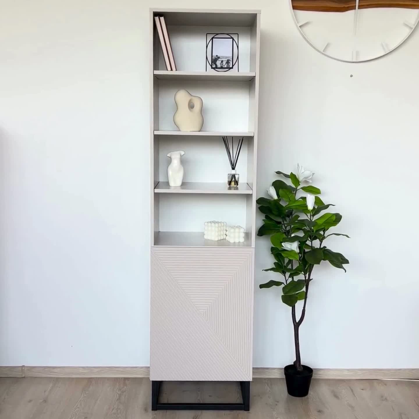 Regál Asha 50 cm s drážkovanými dvířky na kovové podnoži - kašmír Regál do pokoje