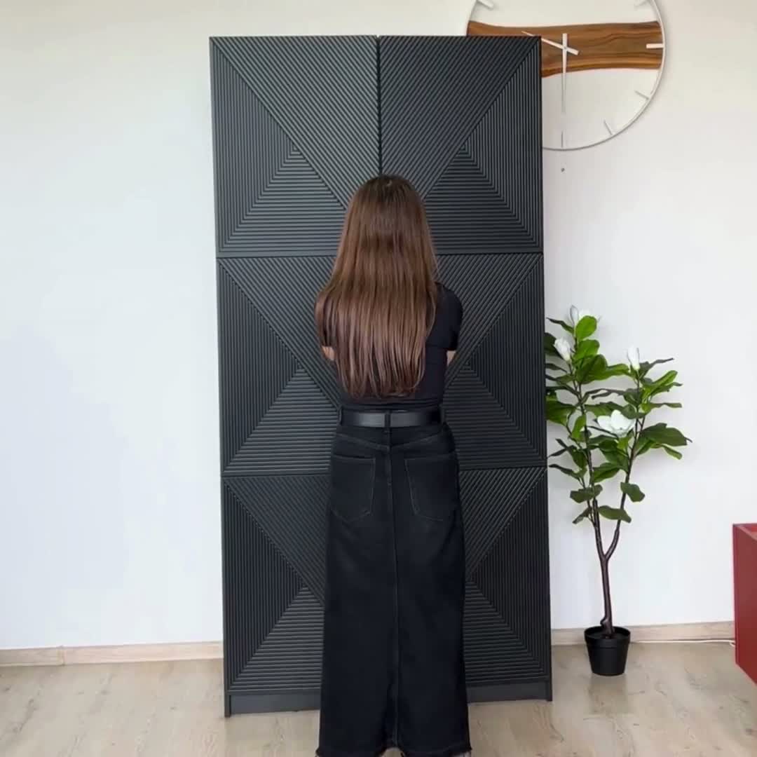 Skříň Asha 100 cm - dub artisan / černý mat / černé kovové úchytky skříň Asha 100 cm s frézovanou přední částí i metalowymi uchwytami- artisan / černá mat / černá Úchytky