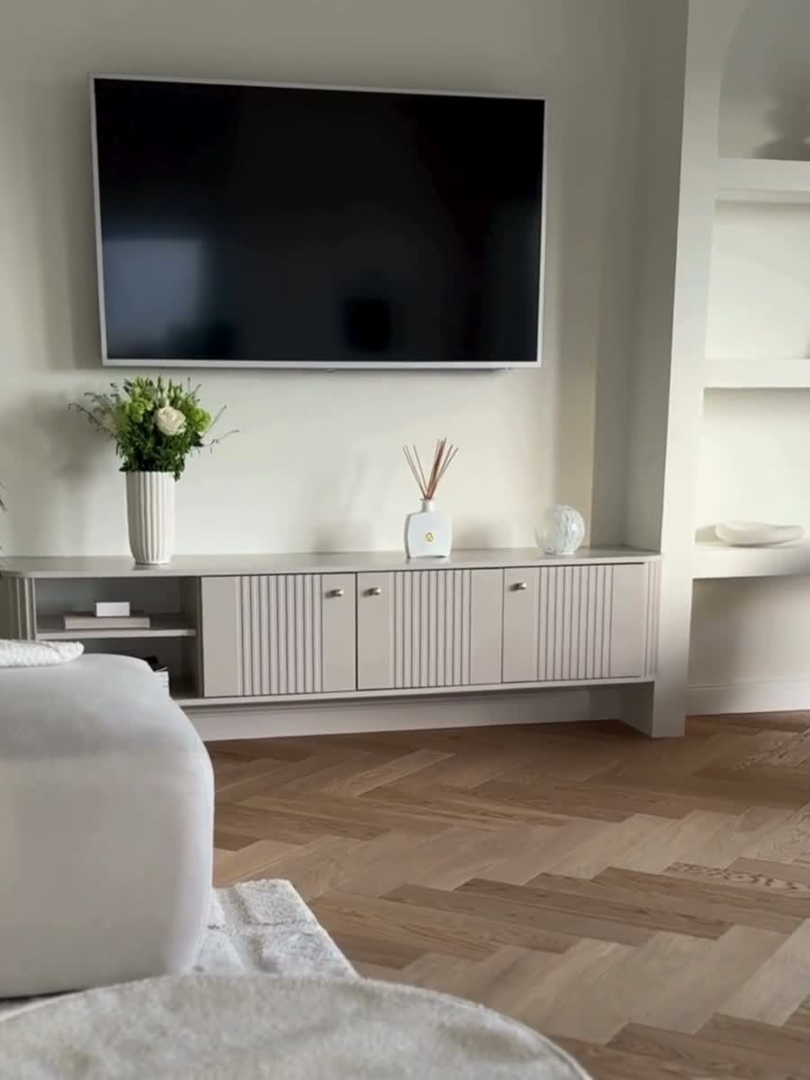 Závesná RTV skrinka Vesper 187 cm trojdverová - kasmír / orech / zlaté úchyty TV skrinka závesná Vespera 3D 187 cm - kašmír / Orech / zlote úchyty