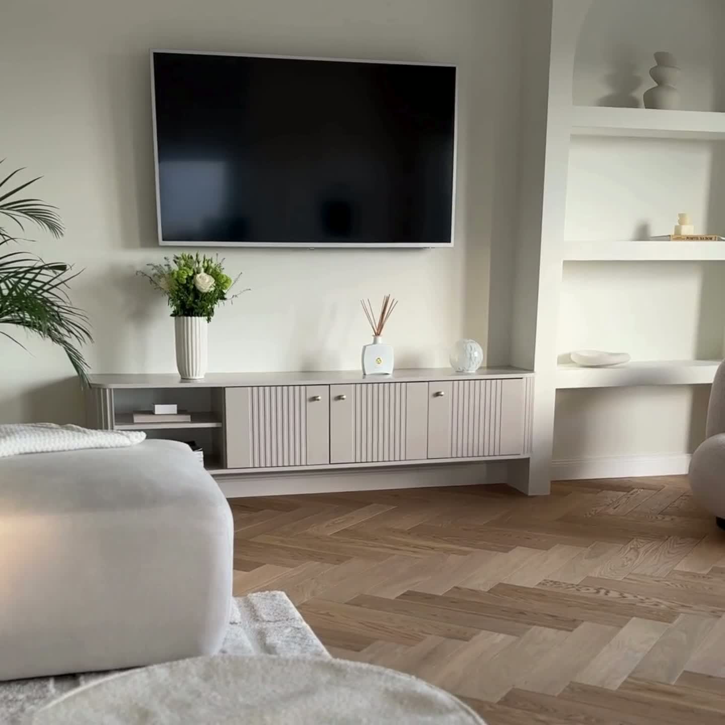 Závěsný TV stolek Vesper 3D 187 cm - kašmírový / dekor ořech / černé úchytky Skříňka RTV závěsná Vespera 3D 187 cm - kašmír / ořech / černá Úchytky
