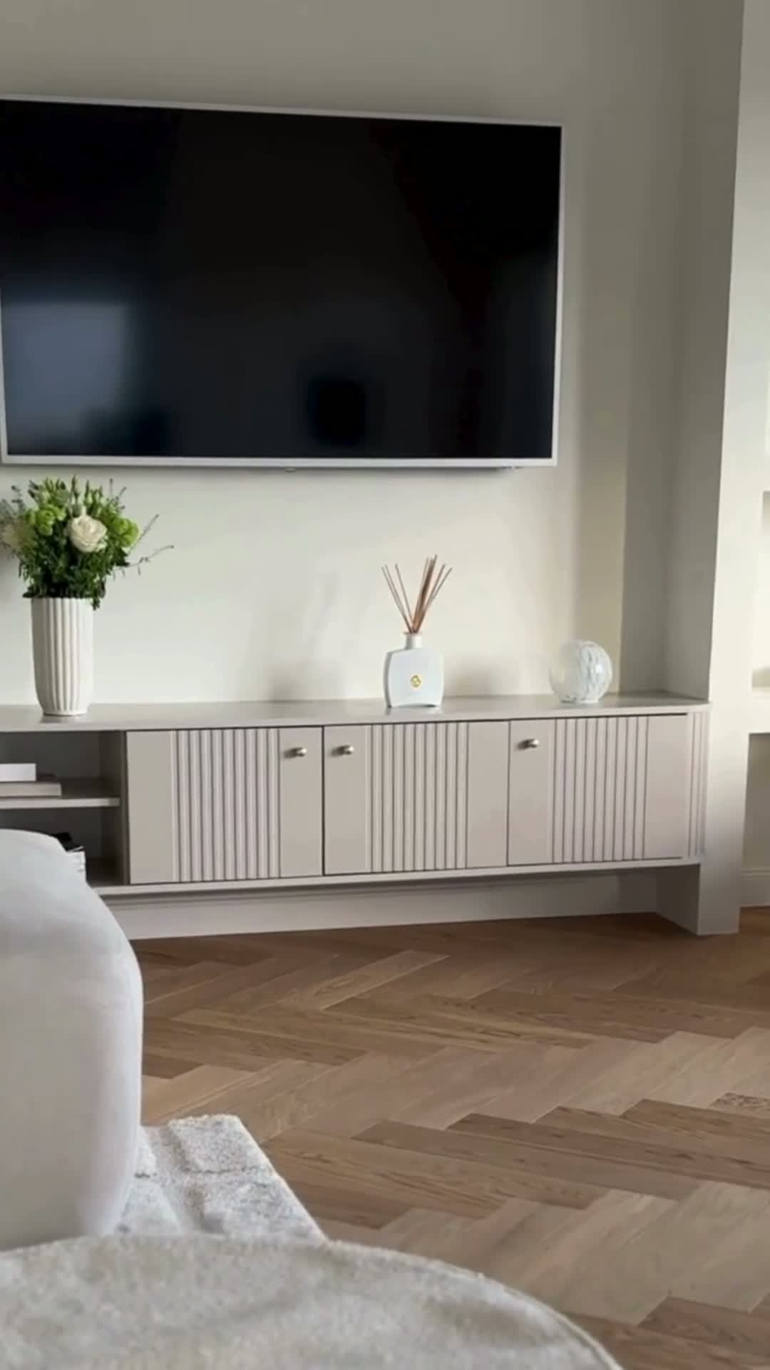 Závěsná TV skříňka Vesper 3D 187 cm na soklu - černá / zlaté úchyty Skříňka RTV Vespera 3D závěsná 187 cm - černá / zlaté Úchytky