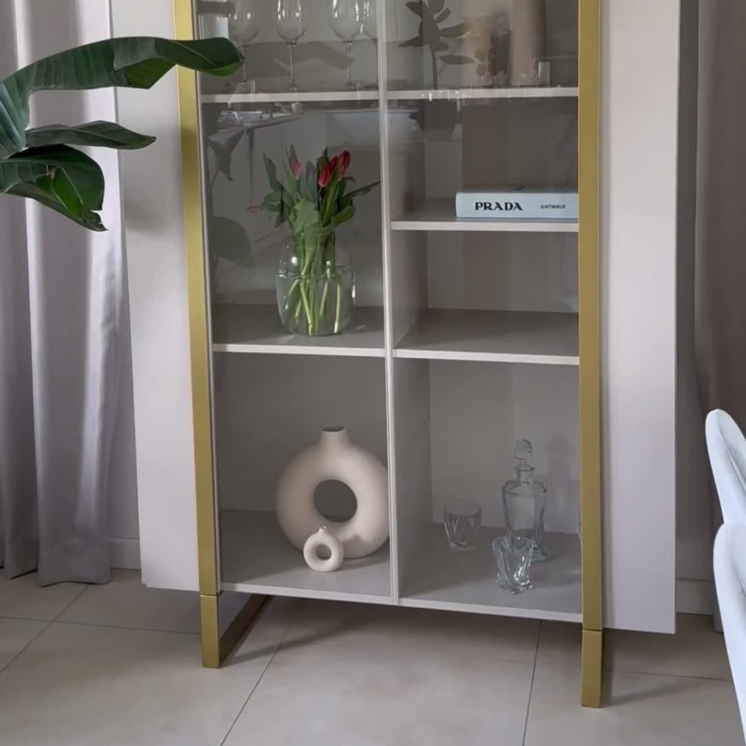 Vitrína Larena z metalowymi nogami 120 cm - kašmír / černá nozki Vitrína Larena z metalowymi nogami 120 cm - kašmír / černá nozki