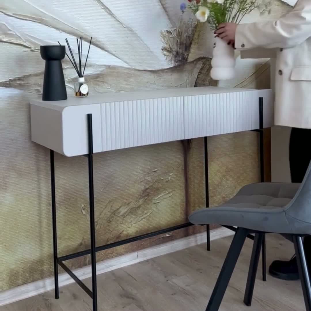 Toaletný stolík Malmi 100 cm - čierny mat / zlatá Toaletný stolík Malmi 100 cm so zásuvkami - Čierny mat / zlote nozki