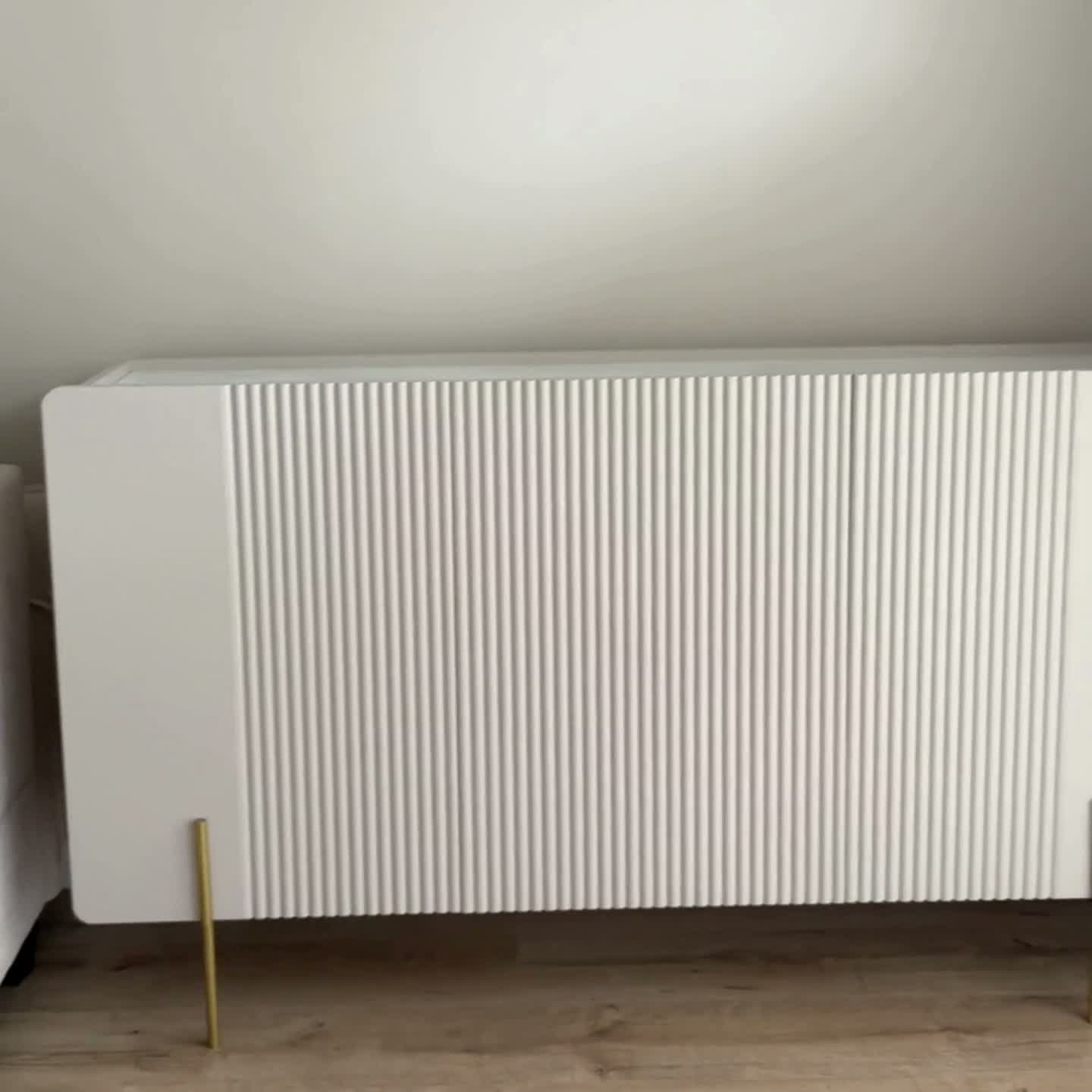 Komoda Malmi 150 cm třídveřová - kašmír / černé nohy Komoda Malmi 150 cm - kašmír / černá nozki