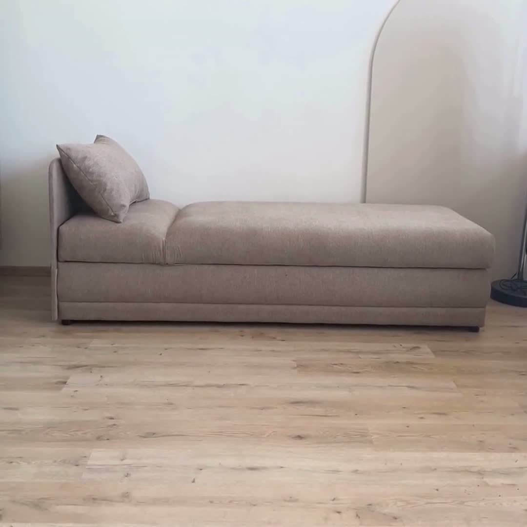 Válenda s úložným prostorem Kodil I - šedá Ado 1614 Gargoyle Válenda pro jednu osobu Kodil I s úložným prostorem - šedá plecionka Ado 1614 Gargoyle