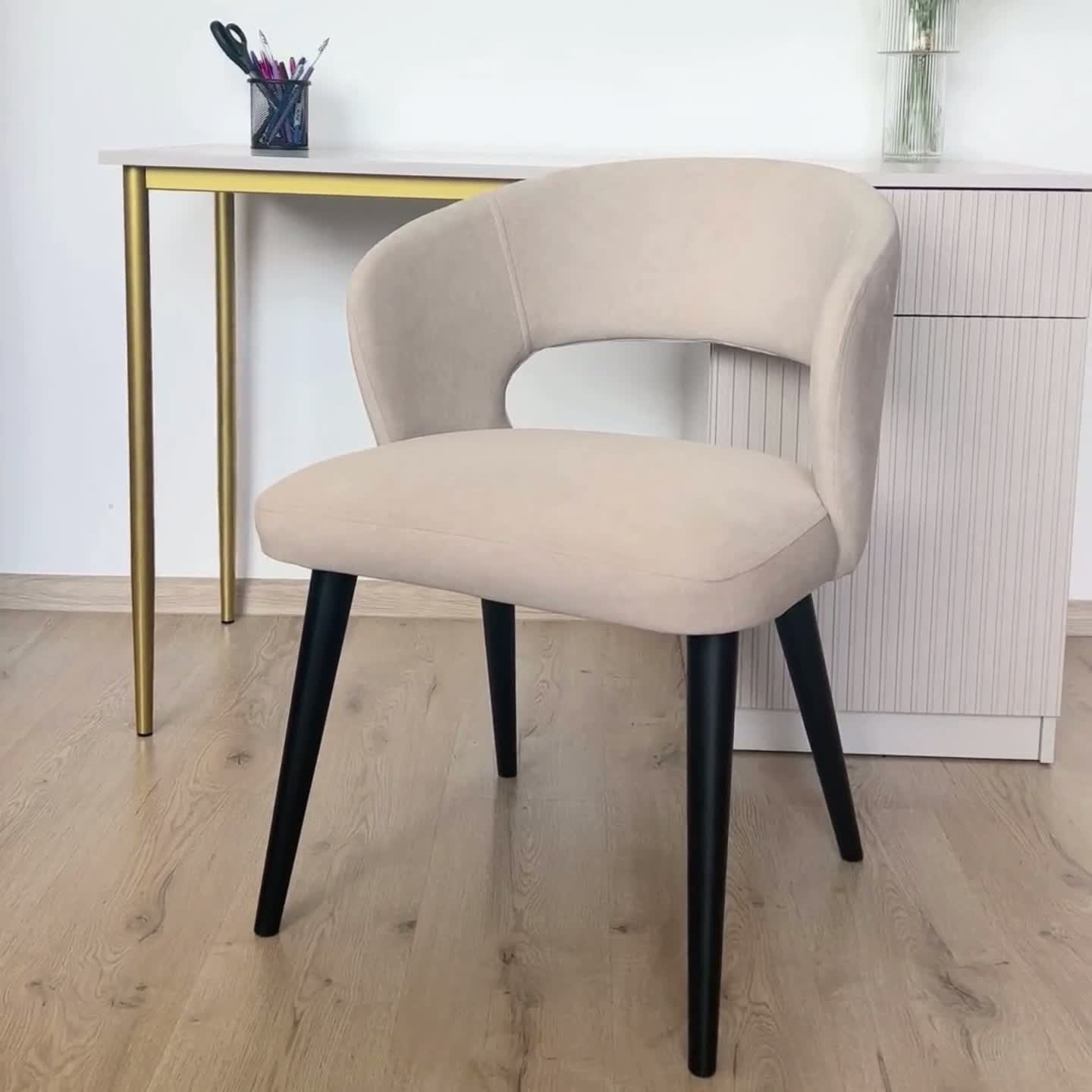 Jedálenská kreslo Luna - sivá žinylka Wind 90 / čierna Stolička drevená Luna z tapicerowanym siedziskiem - šedý šenil Wind 90 / čierny nožičky