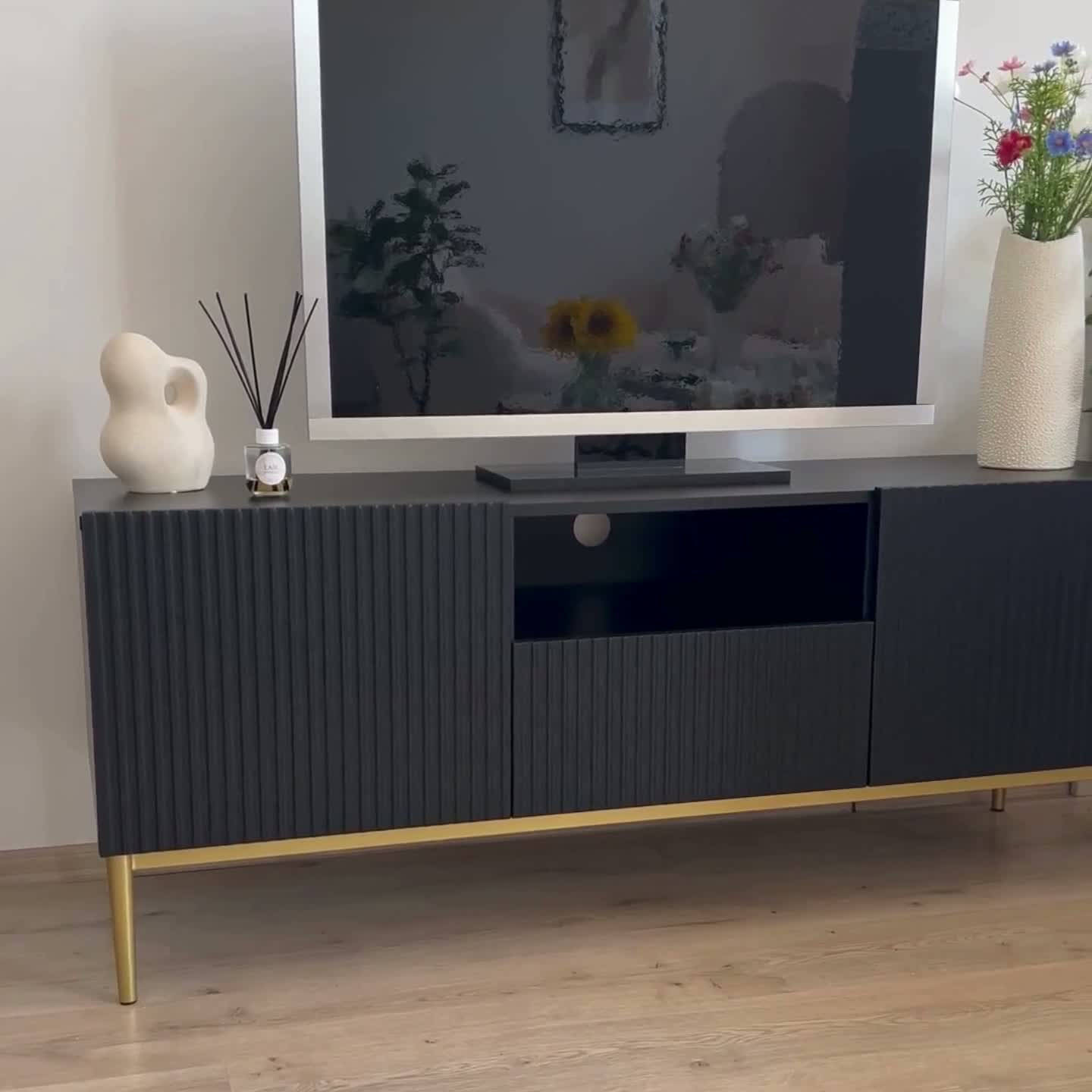 TV stolík Nicole 200 cm s otvorenou policou a zásuvkami - biely mat / zlaté nohy TV skrinka Nicole z wneka na kovových nohách 200 cm - biely mat / zlote nozki