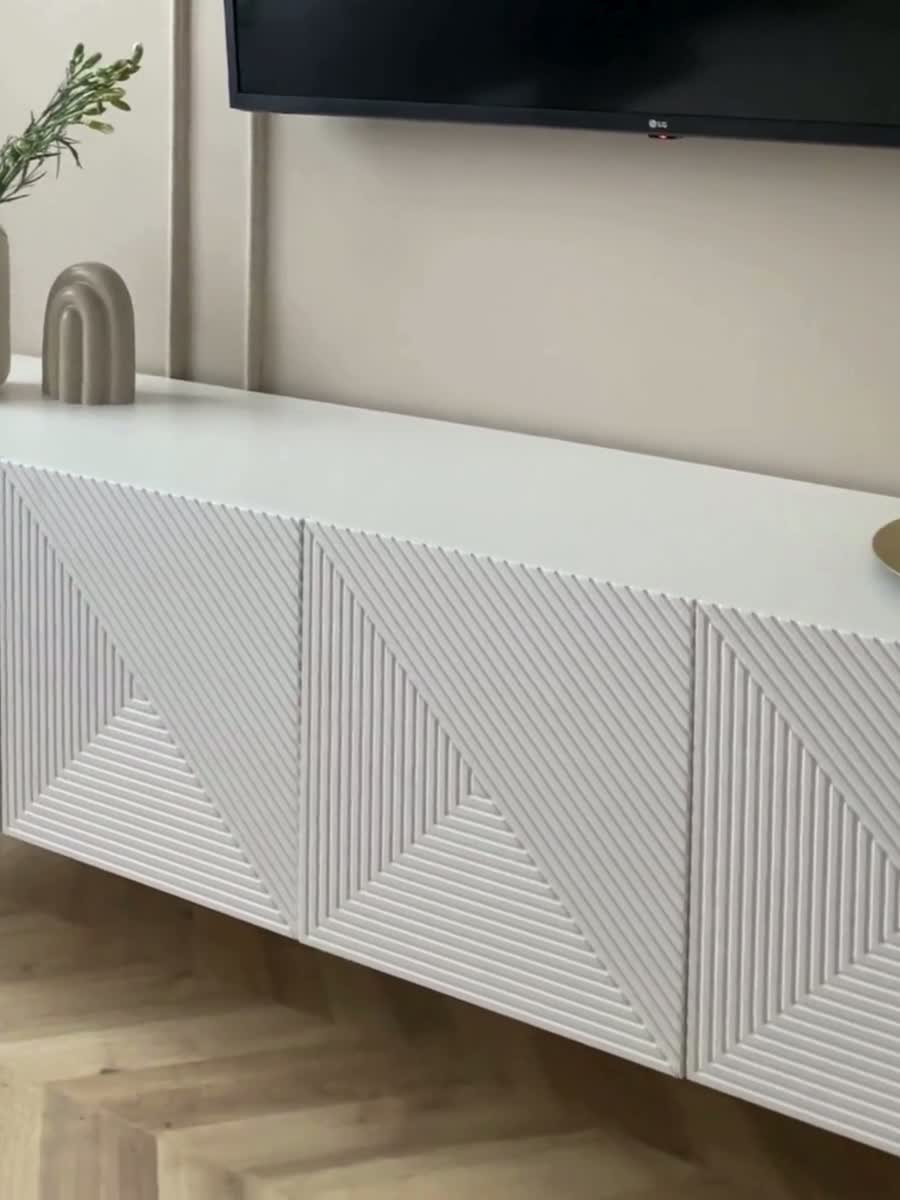 Závesná TV skrinka Asha 200 cm s ryhovanými dvierkami - artisan / rivier stone mat TV skrinka Asha 200 cm závesná s frézovaným frontom - artisan / rivier stone mat