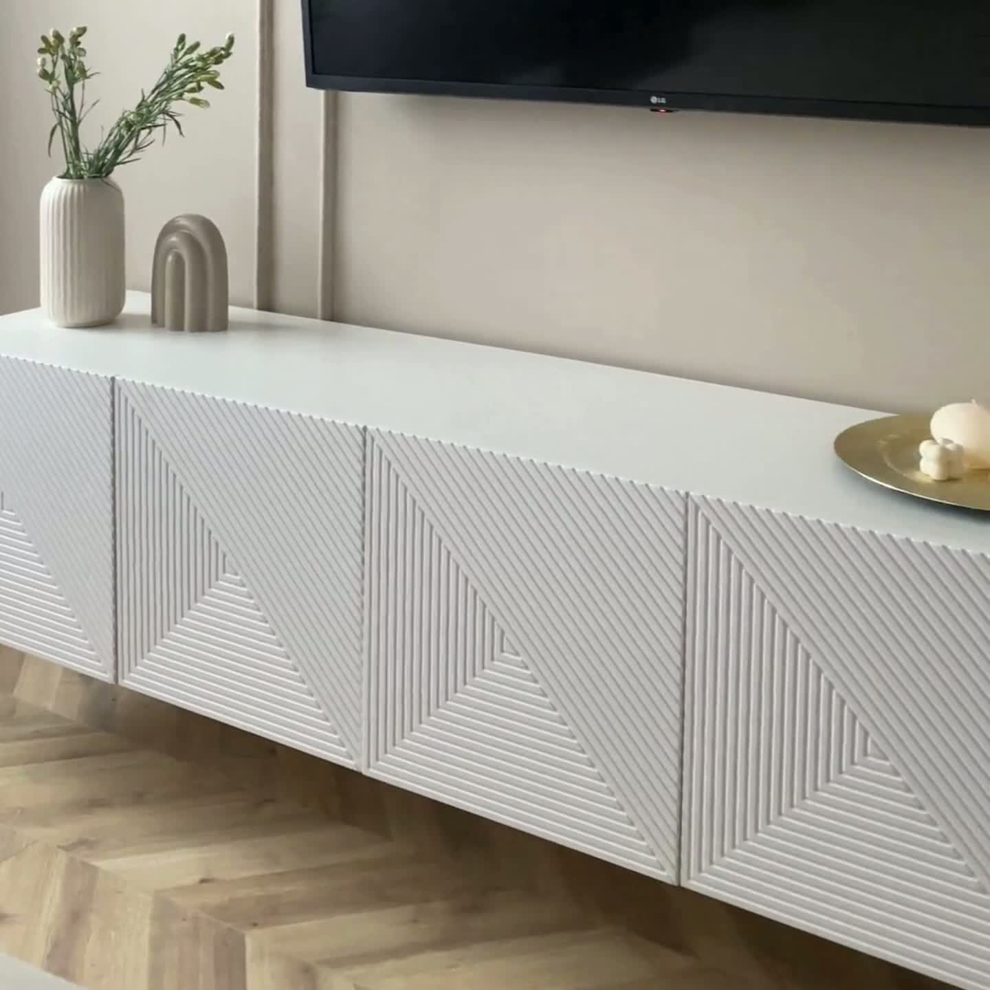 Závesná RTV skrinka Asha 200 cm s ryhovaným frontom - dub artisan / rivier stone mat TV skrinka Asha 200 cm závesná s frézovaným frontom - artisan / rivier stone mat