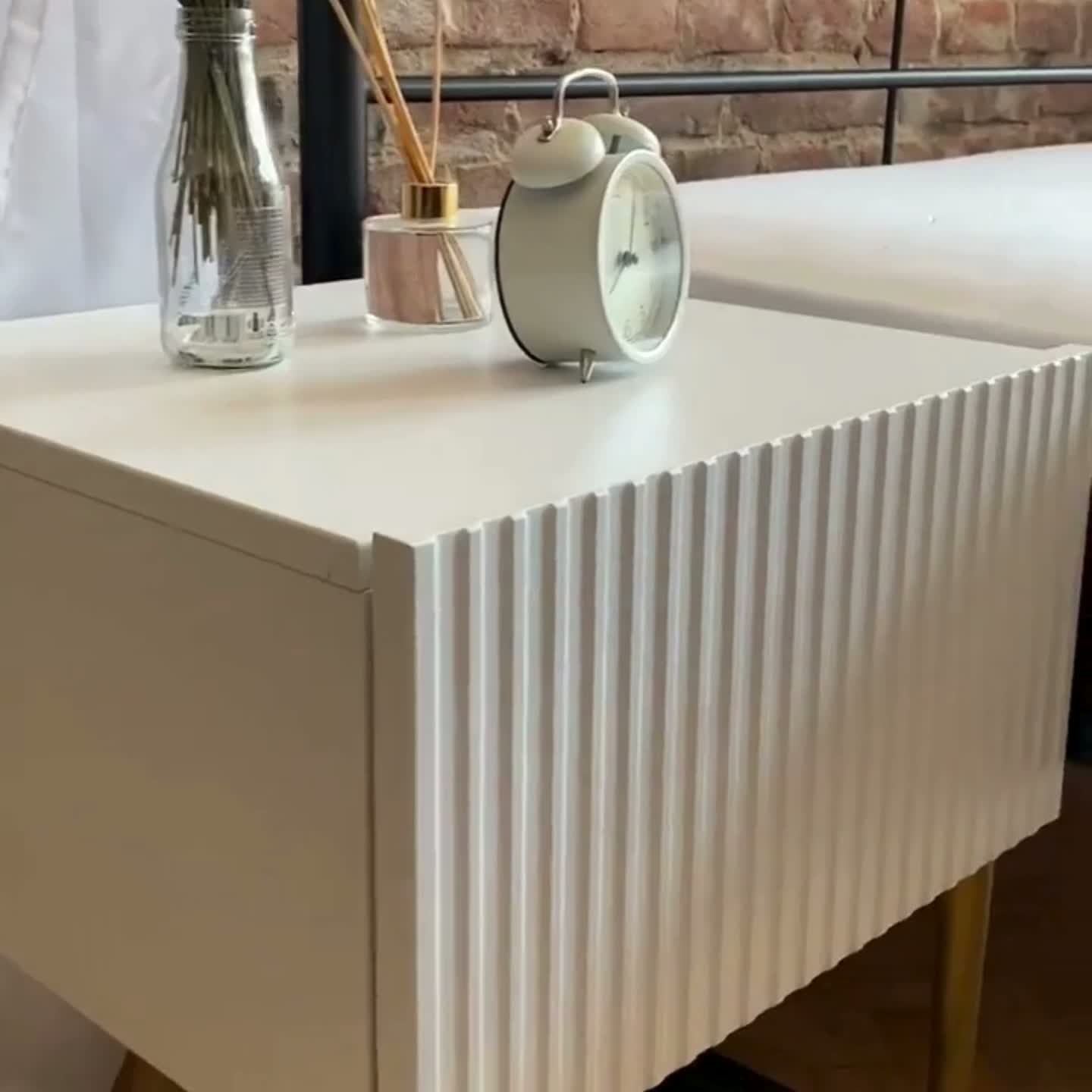 Sada nočných stolíkov Nicole 2 ks - čierna / zlatá Komplet szafek nocnych Nicole 46 cm - Čierny / zlote nozki