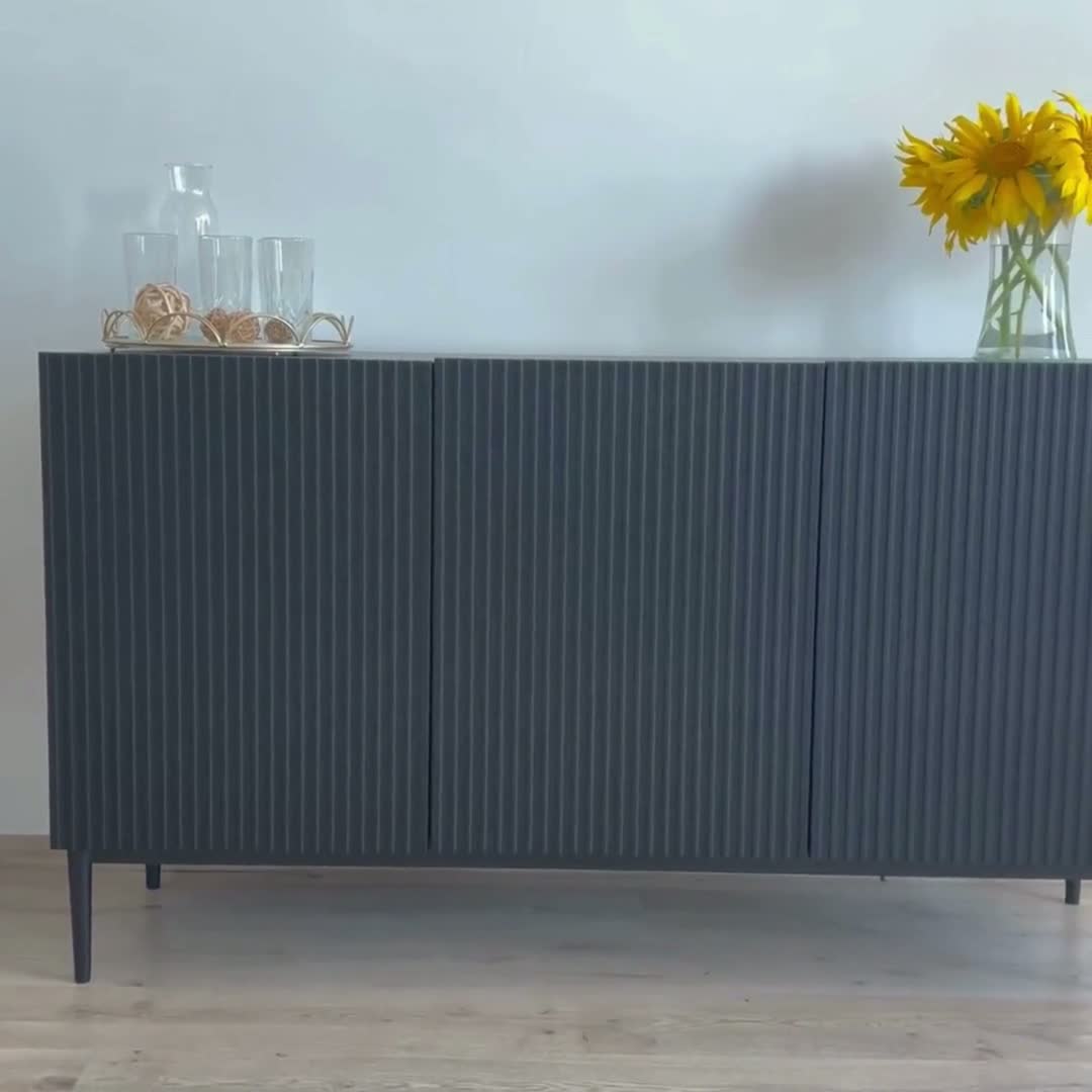 Komoda Nicole 150 cm trojdverová s ryhovaným čelom - biely mat / čierne nohy Komoda Nicole 150 cm s frézovaným frontom i metalowymi nogami - biely mat / čierny nozki