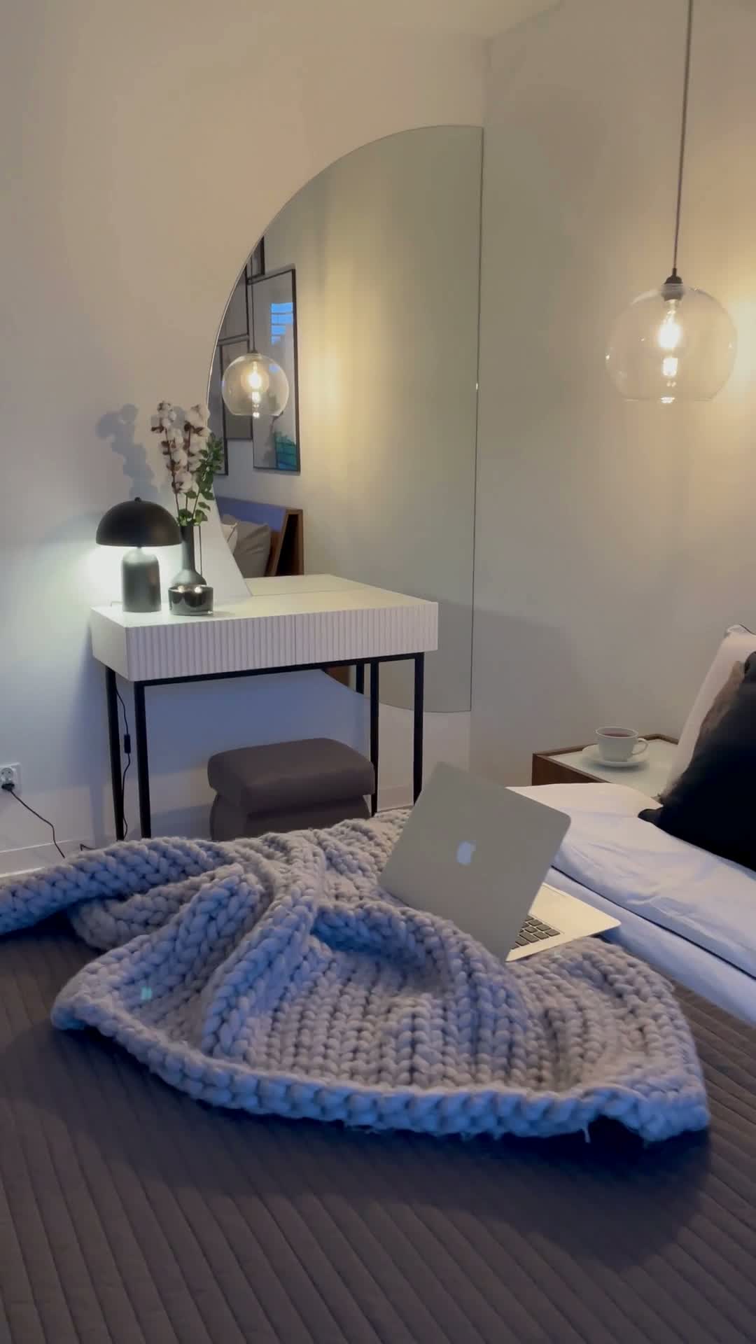 Psací stůl Nicole 100 cm se zásuvkami - černý mat / zlaté nožky Moderní Toaletní stolek