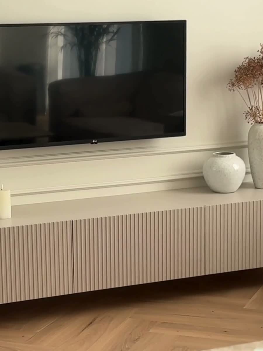 Závesný TV stolík Nicole 200 cm so zásuvkou - biely mat TV skrinka závesná Nicole 200 cm z szuflada - biely mat