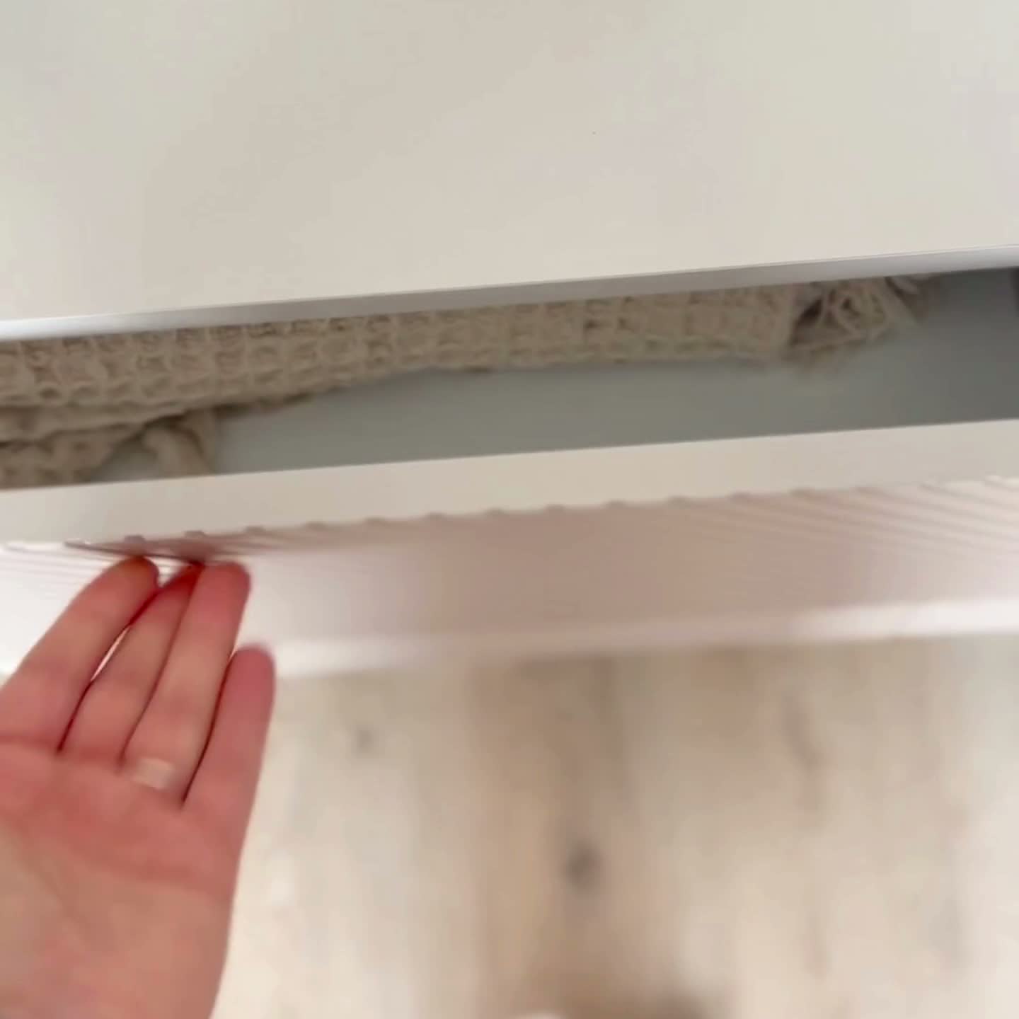 Komoda Asha 167 cm na čiernom podstavci - biely lesk Komoda Asha 167 cm so zásuvkami i metalowymi nogami - biely lesk