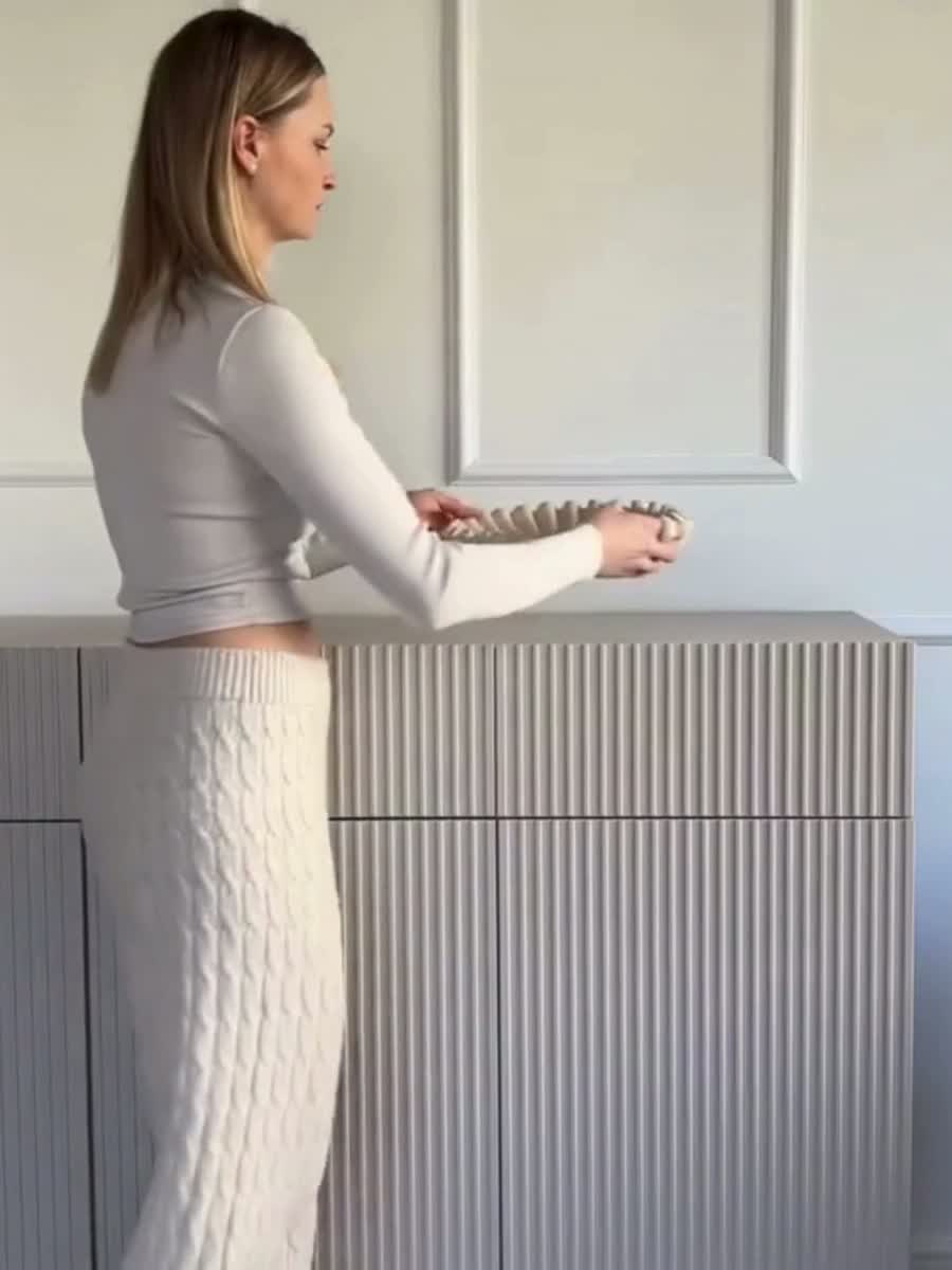 Biela štvordverová komoda Nicole 200 cm so šuplíkmi s ryhovaným čelom - matná biela / čierne nohy Komoda so zásuvkami Nicole 200 cm - biely mat / čierny nozki