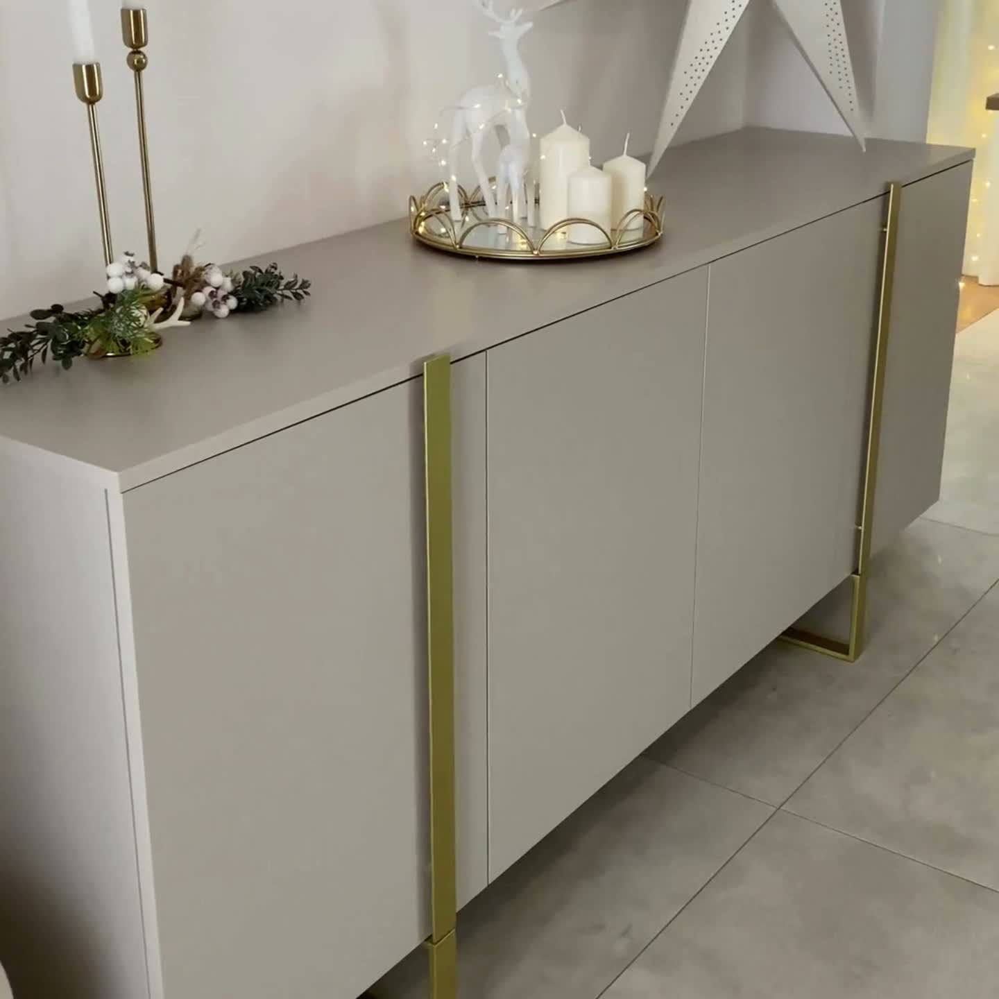 Štvor dverová komoda Verica 200 cm - bisquitový dub / zlaté nožičky Komoda Verica 200 cm na kovových nohách - Dub biszkoptowy / zlote nozki