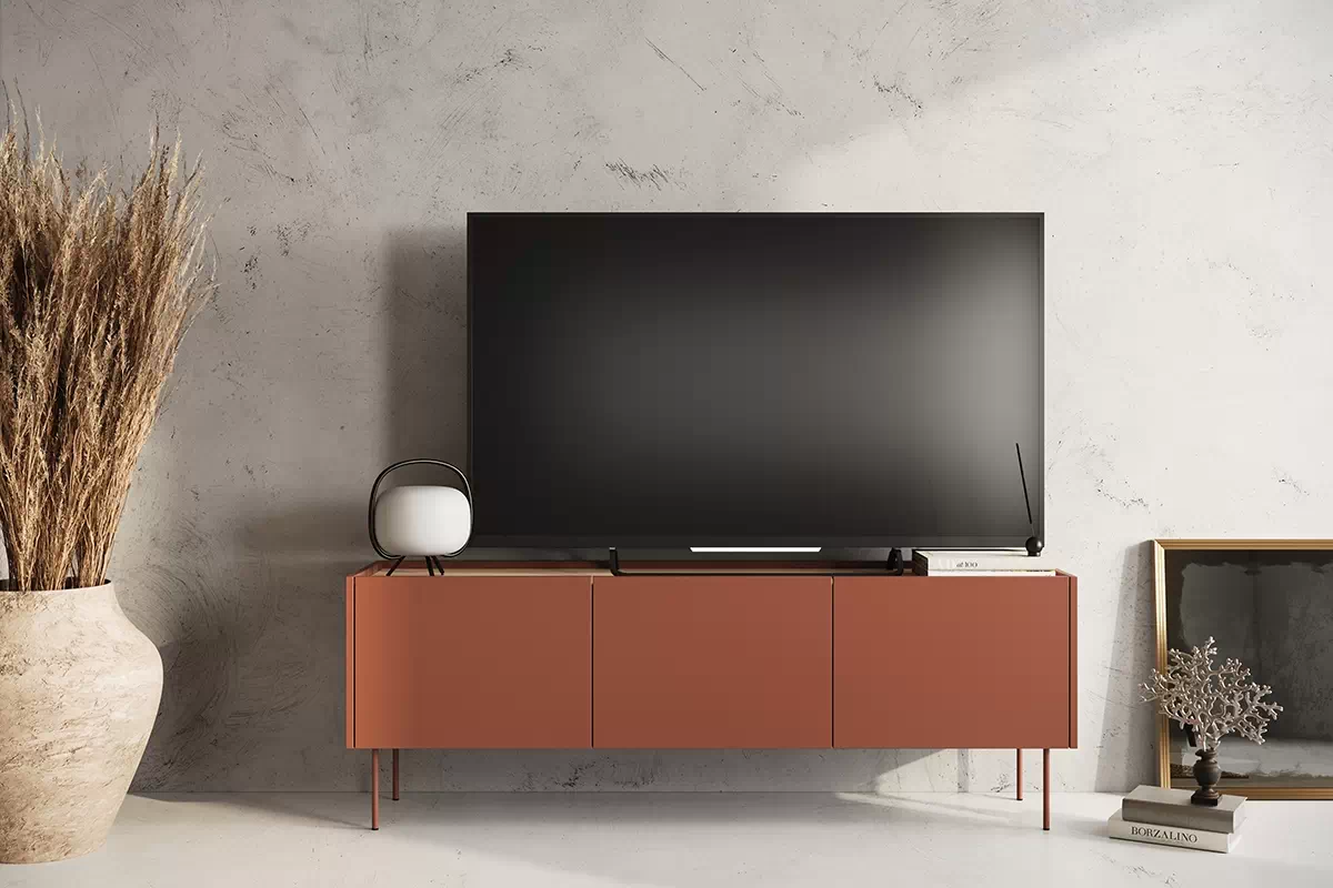 TV stolek Desin se skrytou zásuvkou a kovovými nohami 170 cm – červený / ceramic red / dub nagano – Výprodej z expozice Skříňka RTV Desin z ukryta szuflada i metalowymi nogami 170 cm - Červený / ceramic red / dub nagano - Výprodej z expozice