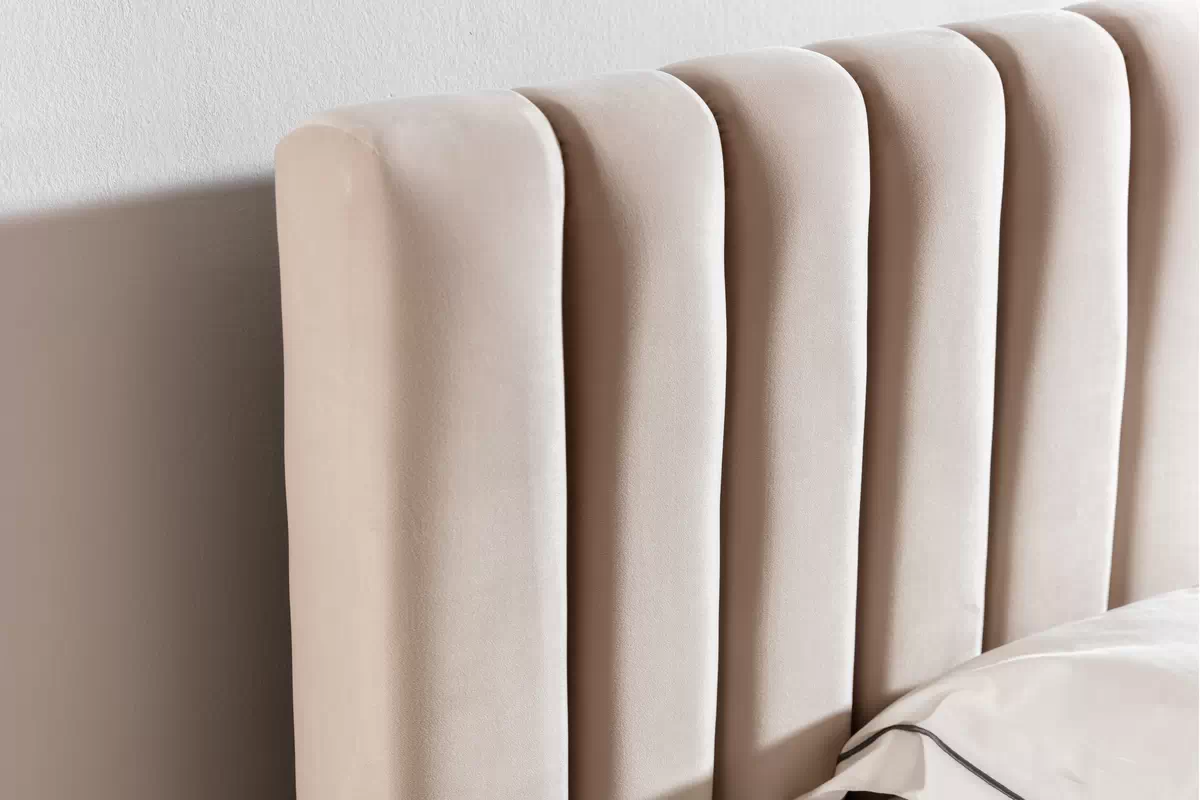 Manželská posteľ Nicole 120x200 cm s úložným priestorom - béžový zamat Velluto 2 Posteľ do  spálňa  Nicole 120x200 S vnútorným úložným priestorom- béžový velúr Velluto 2