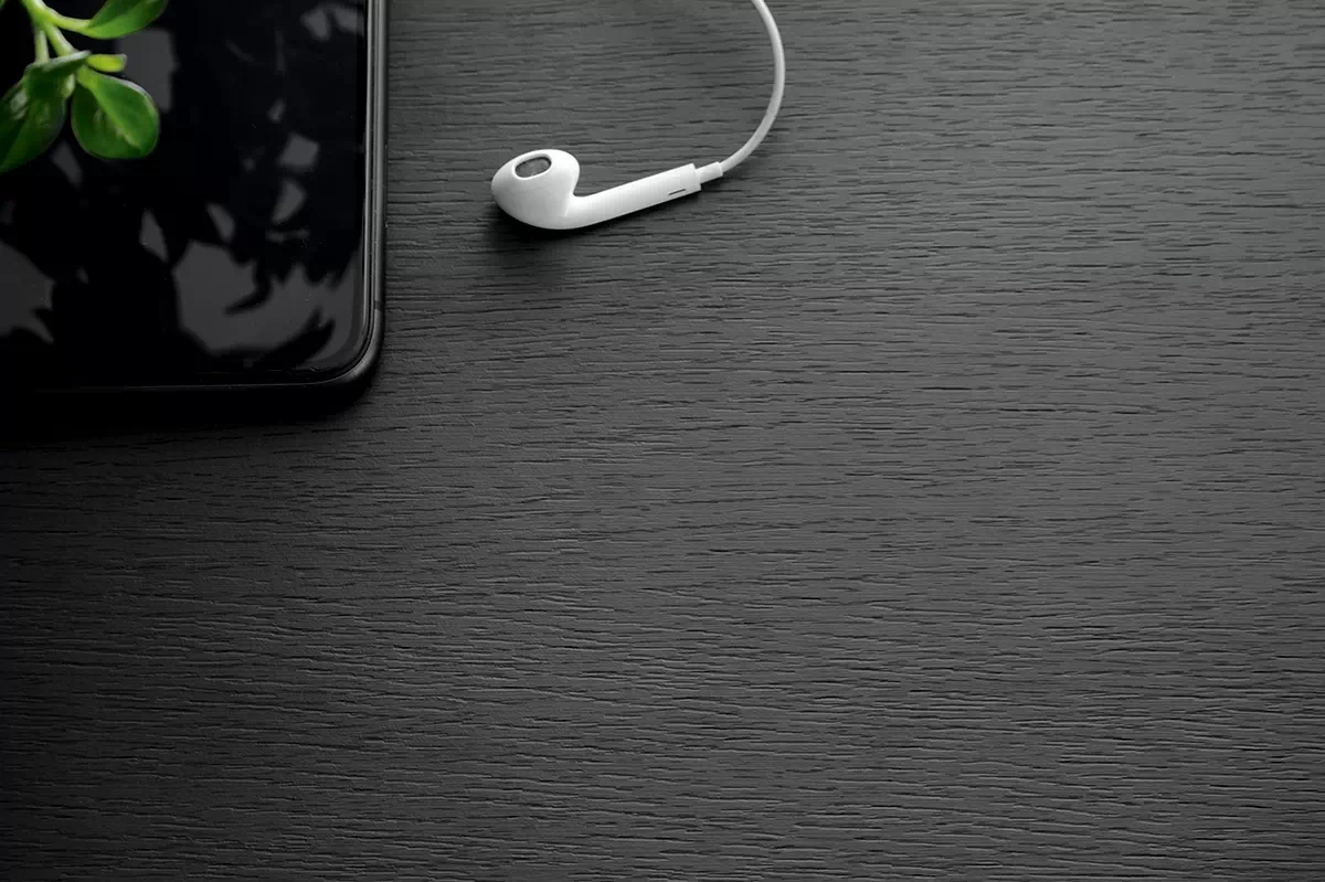 Komoda Bogalo se zásuvkami a LED osvětlením - černá / dub wotan Komoda se zásuvkami i oswietleniem LED Bogalo - černá / dub wotan