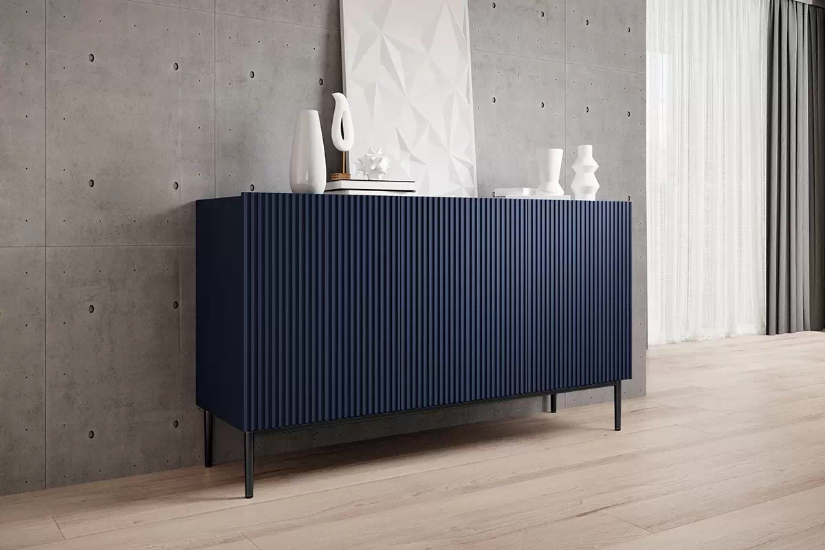 Moderní komoda Nicole 150 cm třídveřová s ryhovaným čelem - tmavě modrá / černé nohy Komoda Nicole 150 cm 