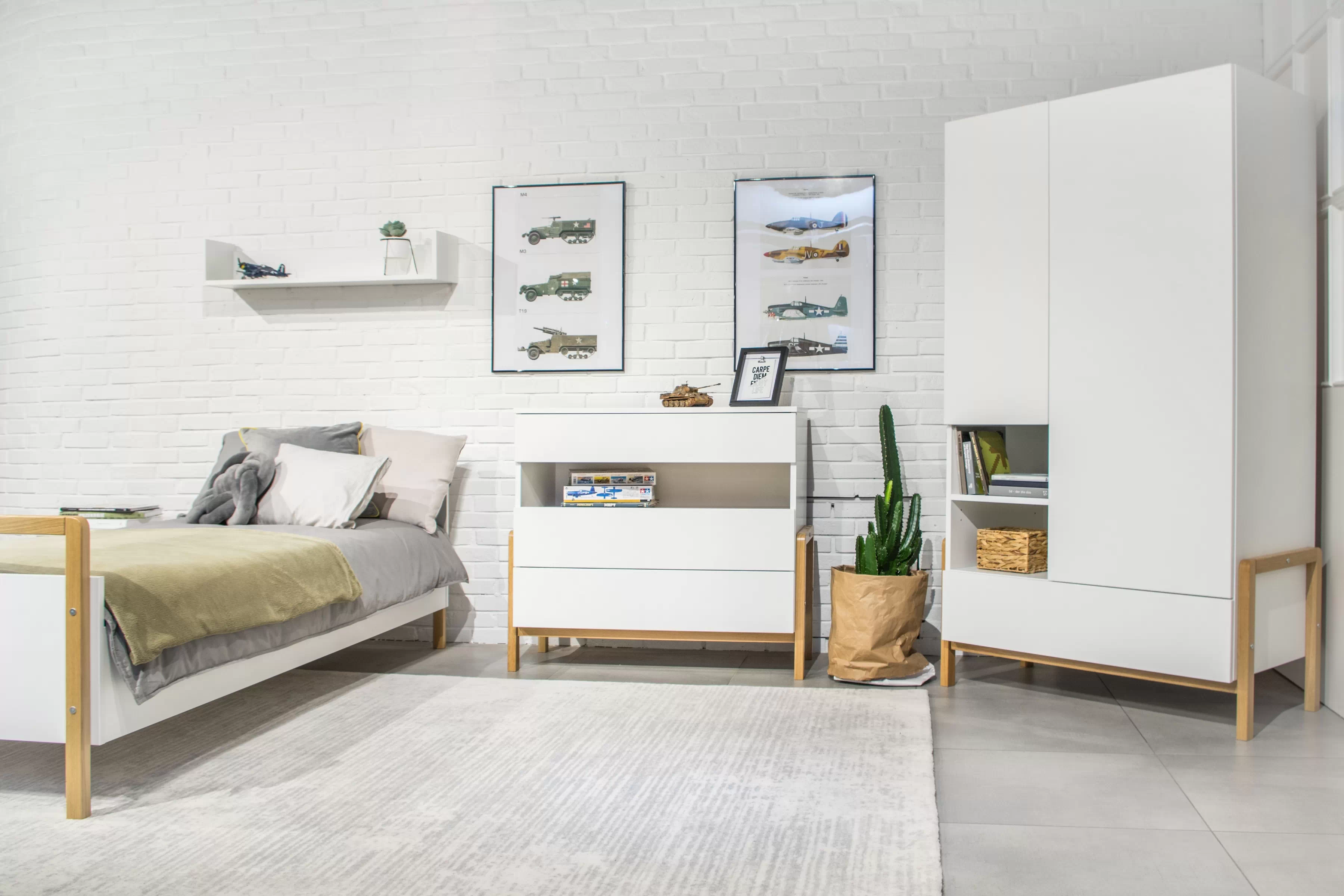 Dětská komoda Silia 94 cm se zásuvkami - alpská bílá / dub Komoda dziecieca Silia 94 cm se zásuvkami - bílá alpská / dub