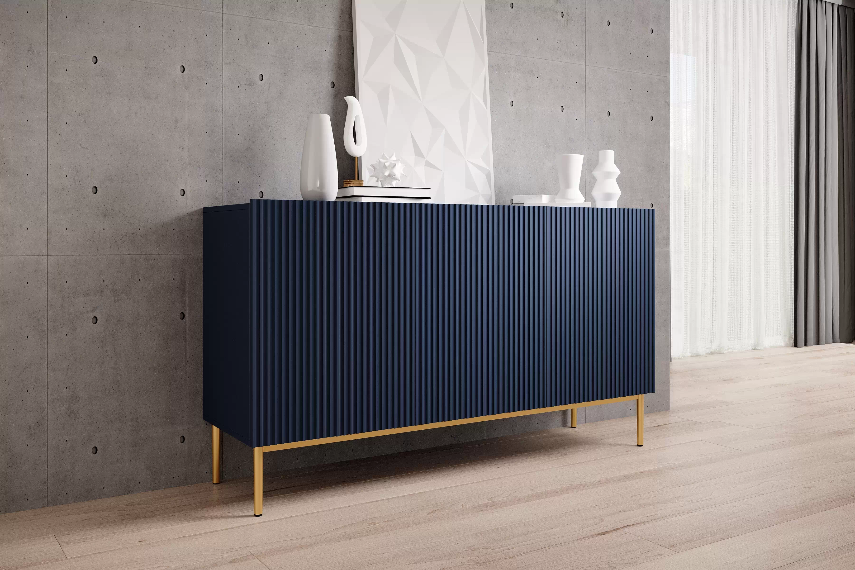 Moderní komoda Nicole 150 cm třídveřová s ryhovaným čelem - tmavě modrá / zlaté nohy Komoda Nicole 150 cm s frézovanou přední částí i metalowymi nogami- námořnická modrá / zlaté nozki