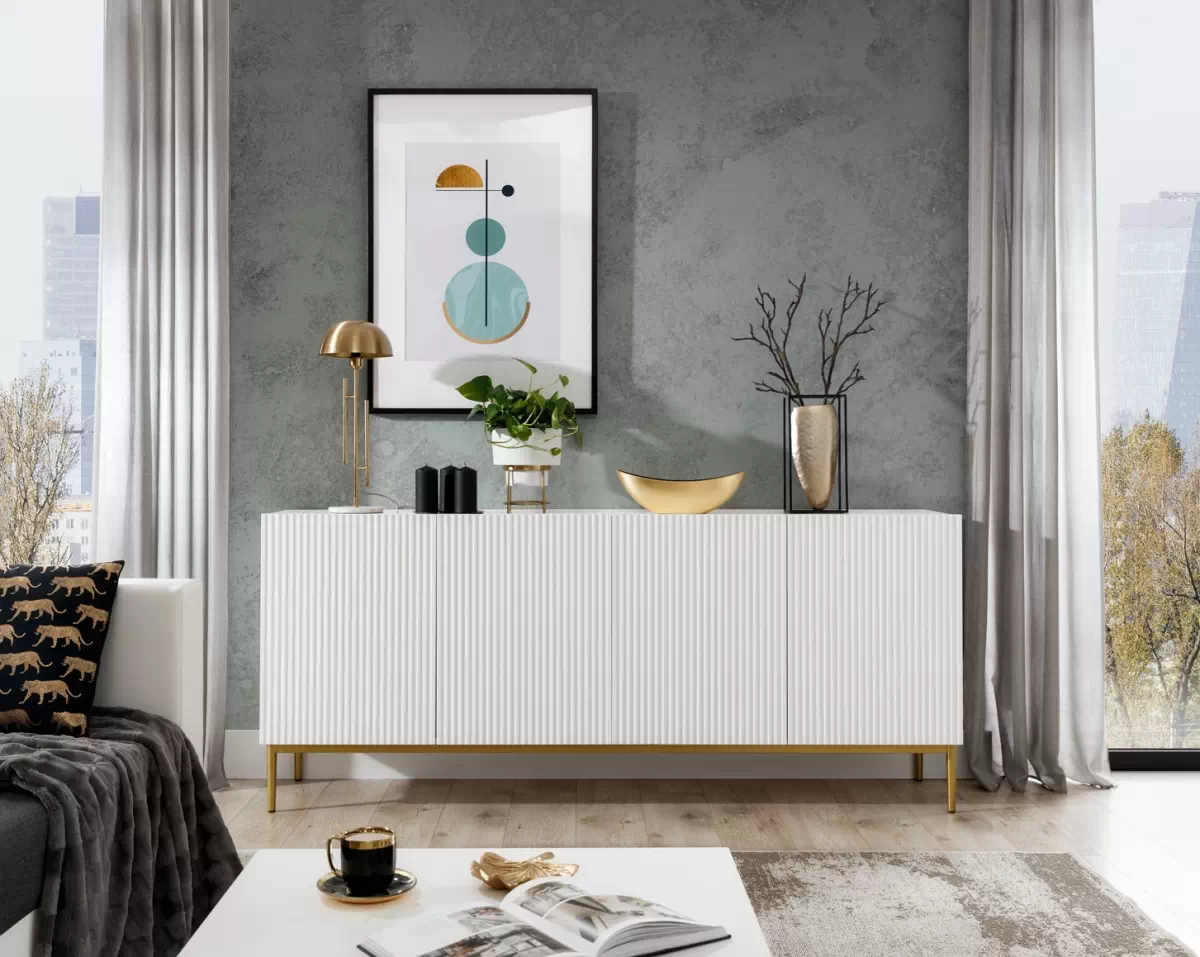 Moderní komoda Nicole 200 cm čtyřdveřová s ryhovaným čelem - bílý mat / zlaté nožky Komoda Nicole 200 cm čtyřdveřová s frézovanou přední částí - bílý mat / zlote nozki