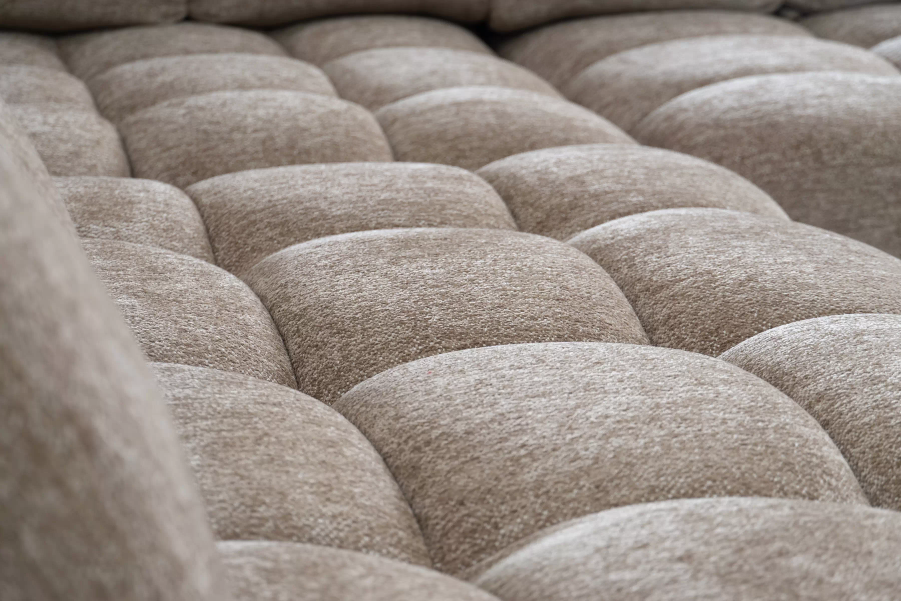 Rohová sedací souprava Magnelio Prestige L s elektrickým výsuvem pravá – béžová boucle Raven 34 Rohová sedací souprava Magnelio Prestige L z elektricky wysuwanym sedadlem pravá - béžová boucle Raven 34