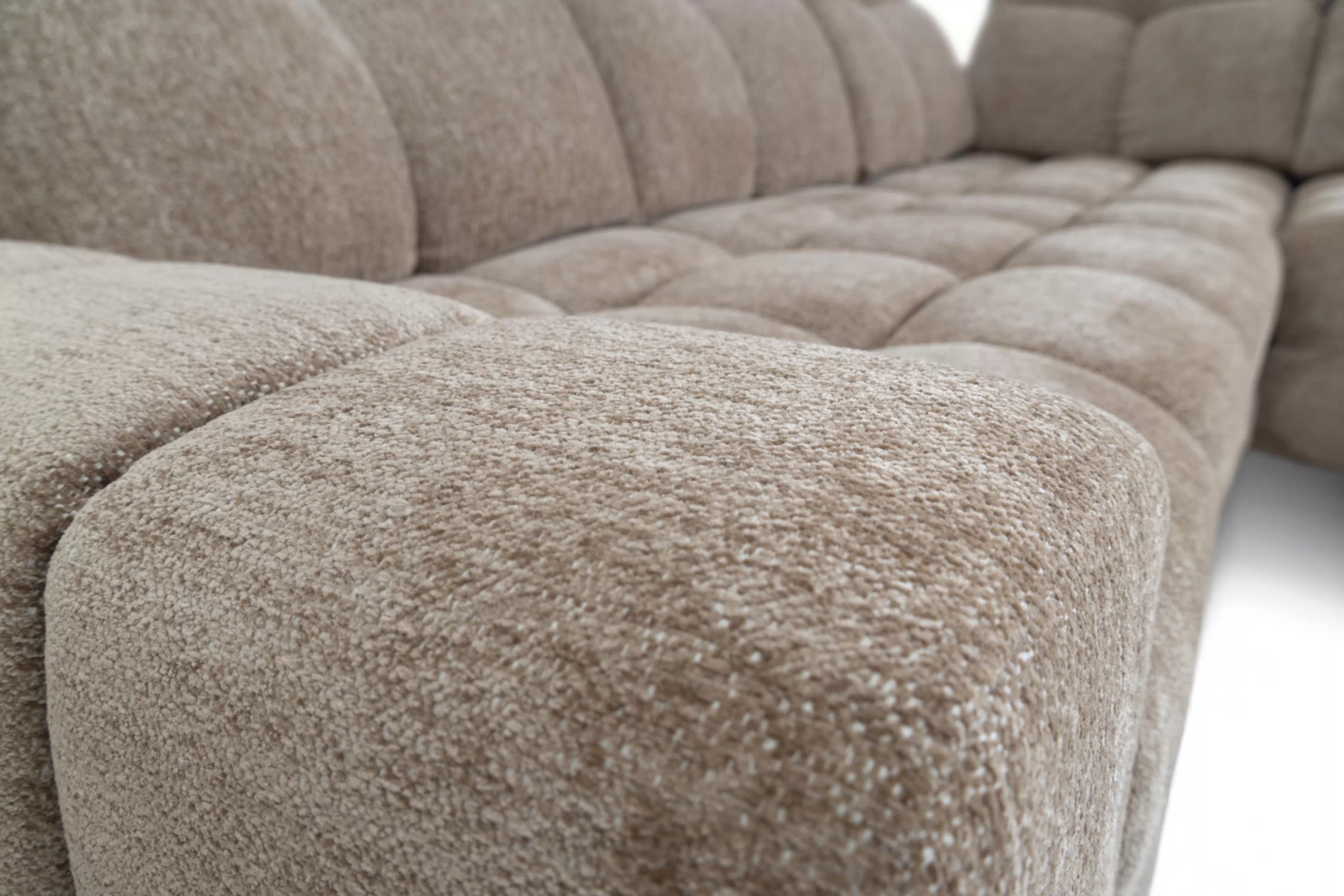 Rohová sedací souprava Magnelio Prestige L s elektrickým výsuvem pravá – béžová boucle Raven 34 Rohová sedací souprava Magnelio Prestige L z elektricky wysuwanym sedadlem pravá - béžová boucle Raven 34