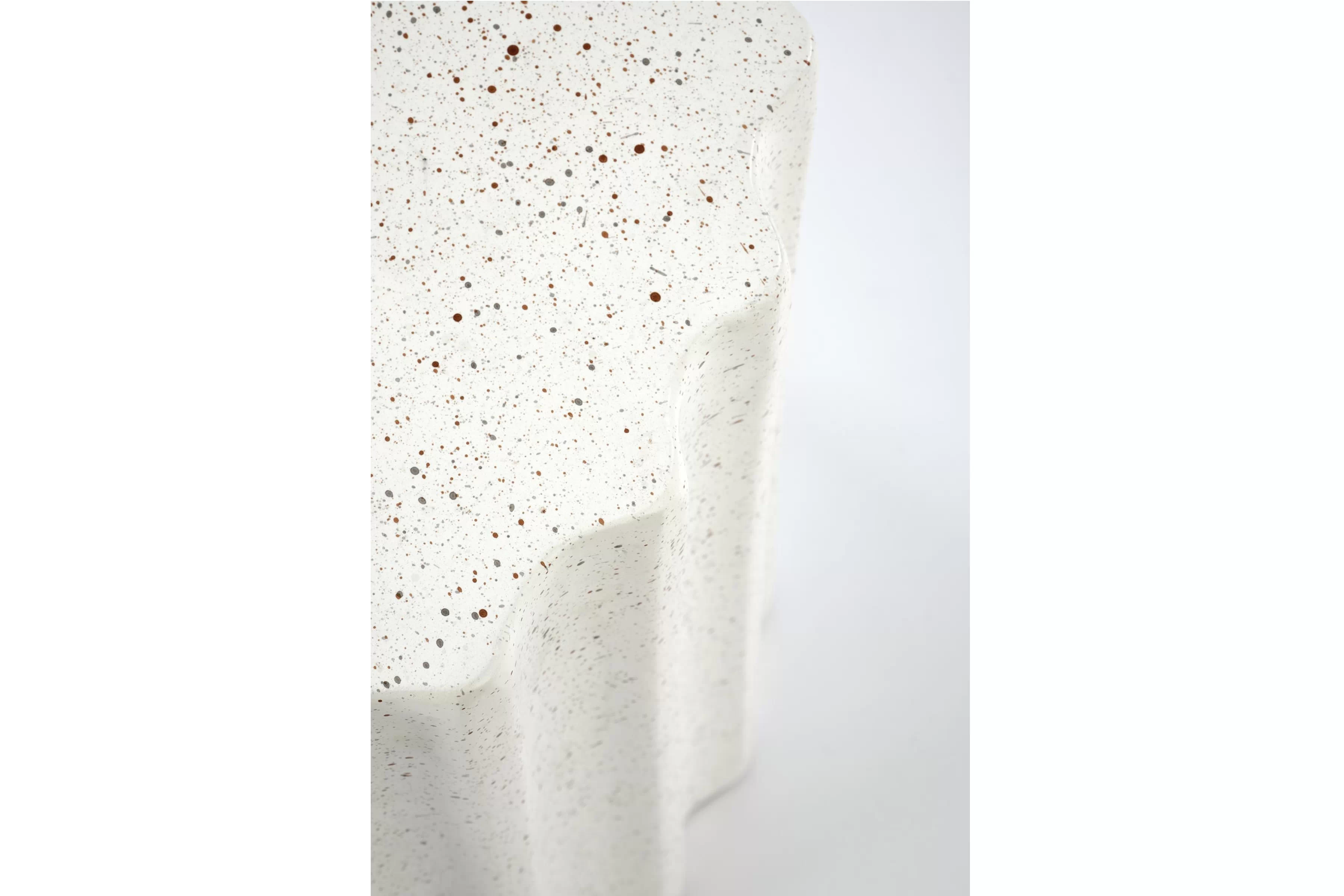 Biely konferenčný stolík Tiaris 41 cm - biele lastriko Stolík kawowy Tiaris 41 cm - biale lastryko