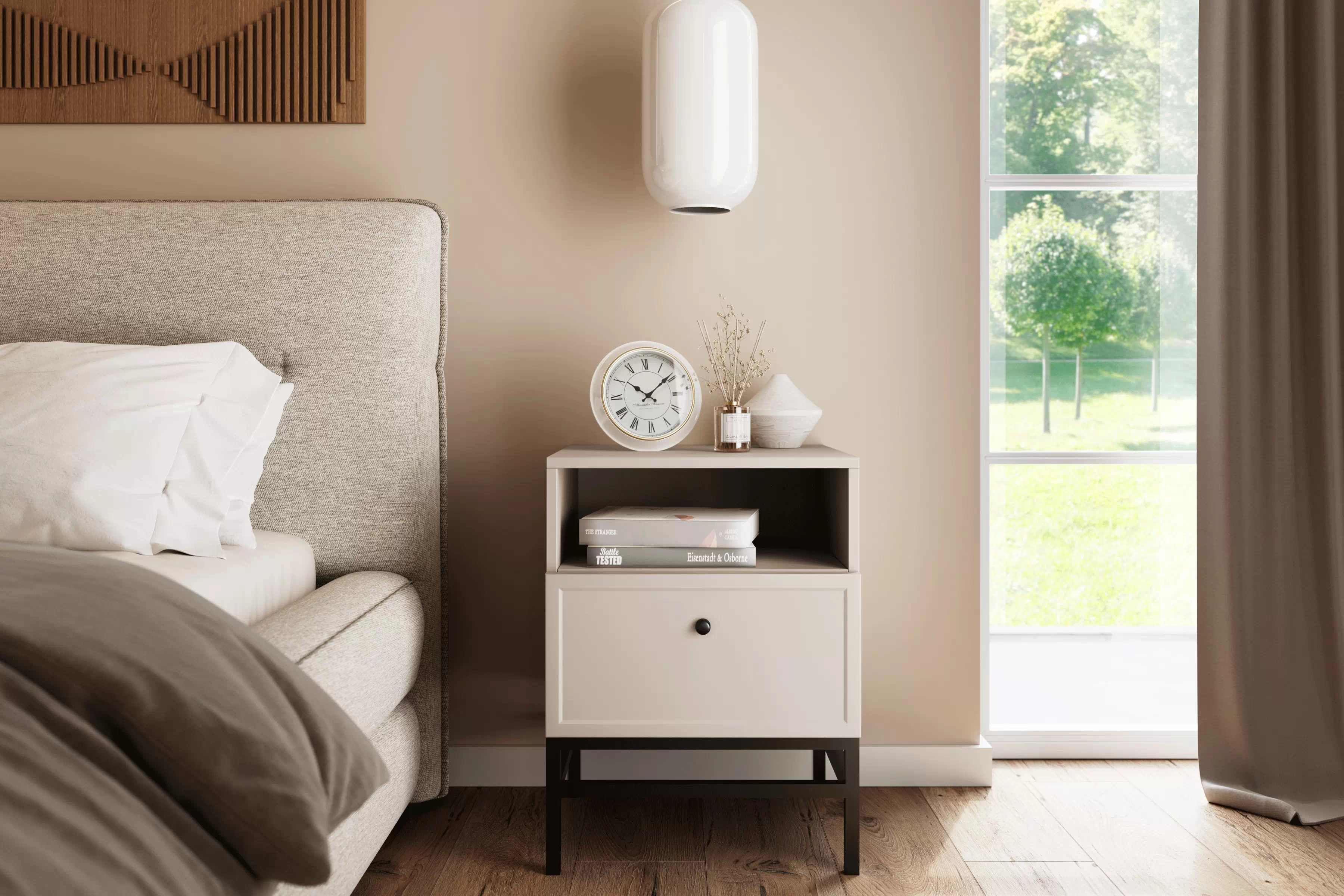 Noční stolek Lorini 45 cm na podstavci - kašmírová / černá úchytka Noční stolek Lorini z szuflada 45 cm - kašmír / černá uchwyt / Rošt