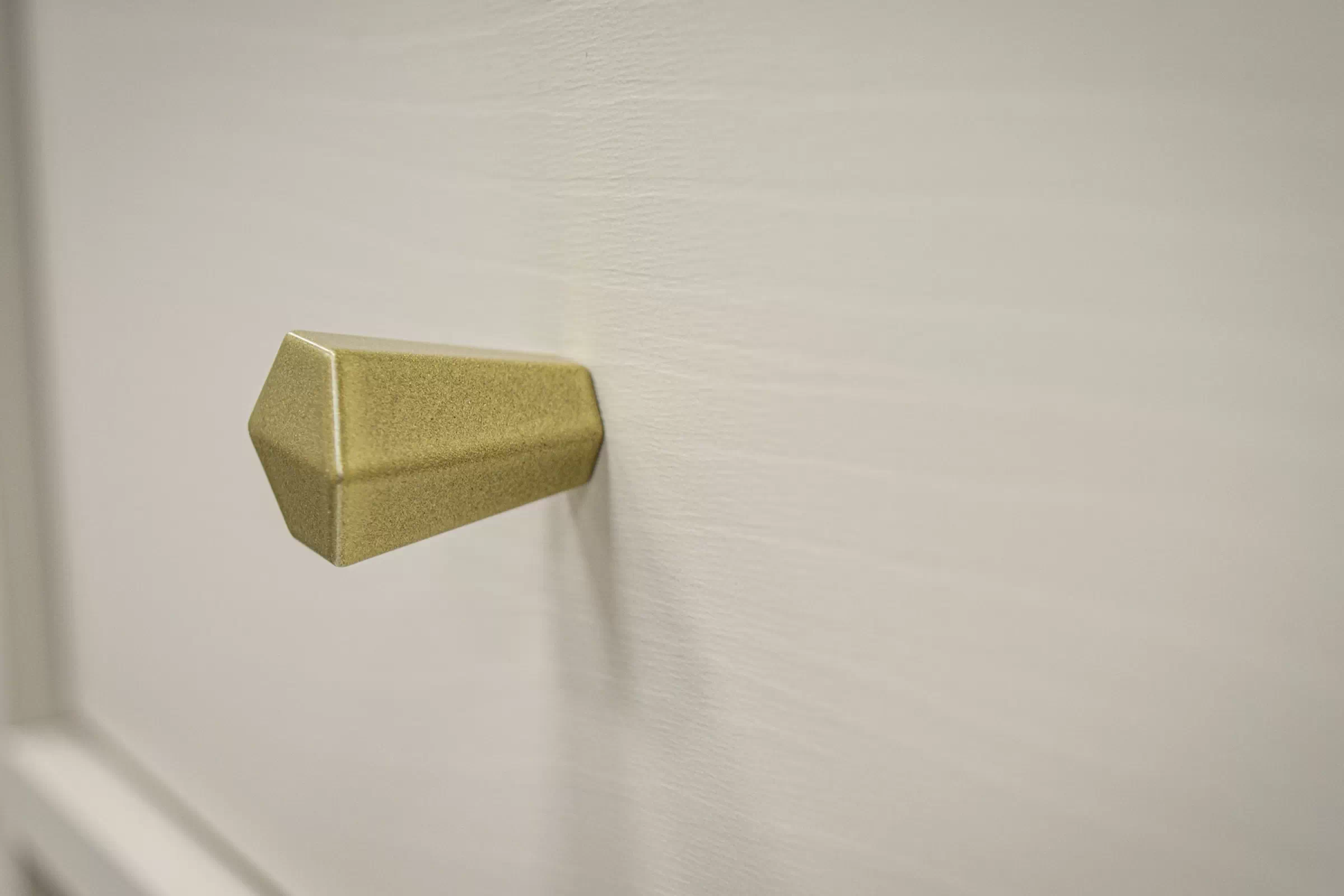 TV stolík Lotina III 2K1S 180 cm - Béžová Pieskový / zlaté nožičky TV skrinka Lotina III 2K1S z szuflada 180 cm - Béžová Pieskový / zlote nožičky