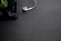 Komoda Bogalo se zásuvkami a LED osvětlením - černá / dub wotan Komoda se zásuvkami i oswietleniem LED Bogalo - černá / dub wotan