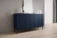 Moderní komoda Nicole 150 cm třídveřová s ryhovaným čelem - tmavě modrá / černé nohy Komoda Nicole 150 cm 