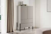 Dvoukřídlá komoda Jukon 90 cm se zásuvkami - kašmír / černé nohy Komoda dvoudveřová Jukon 90 cm se zásuvkami - kašmír / černé nožičky