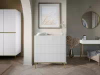 Biela komoda Nicole 100 cm so zásuvkami a ryhovaným čelom - matná biela / zlaté nožičky Komoda Nicole 100 cm so zásuvkami i ryflowanym frontem - biely mat / zlote nozki